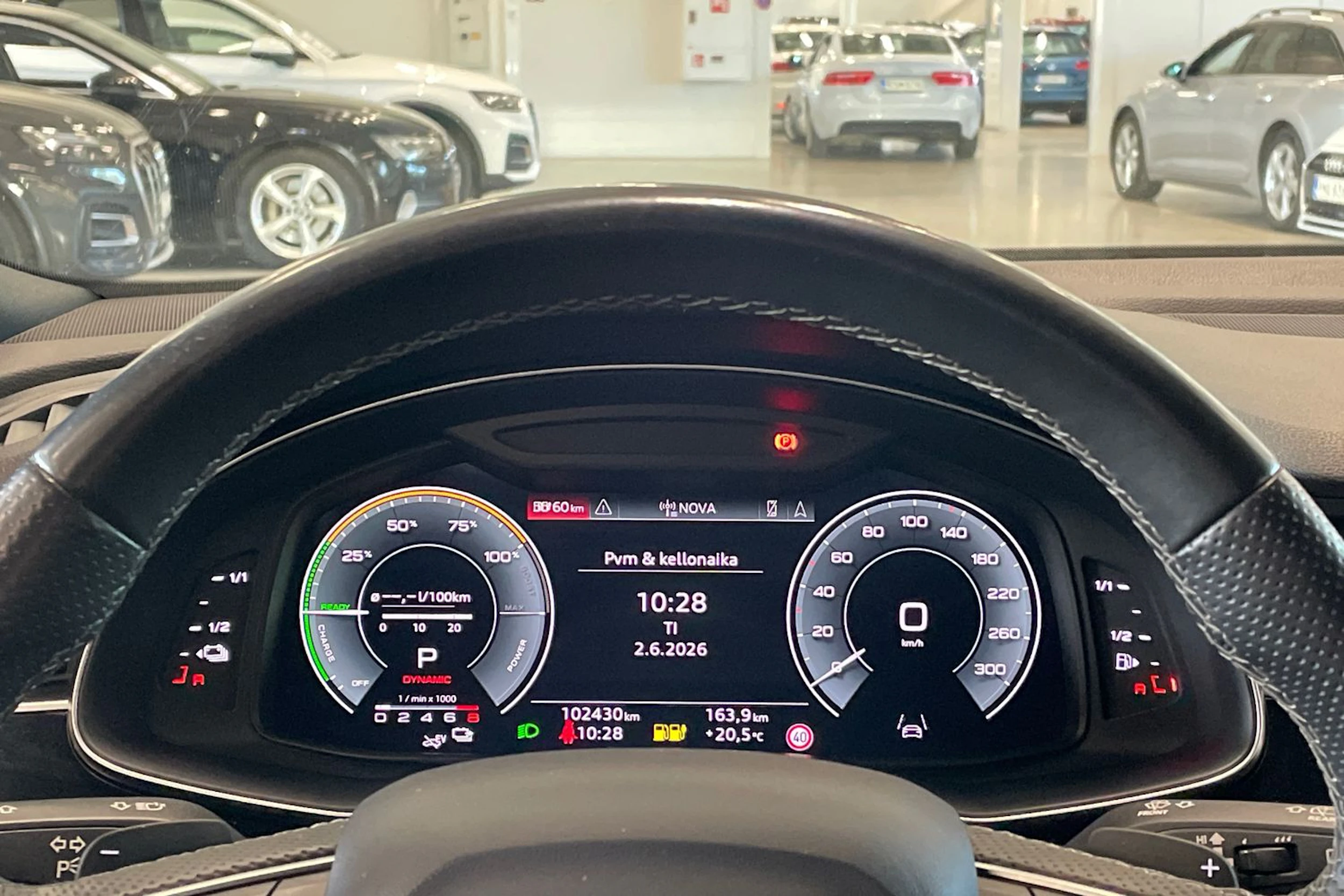 sininen Audi Q8 2021 kuva 17.