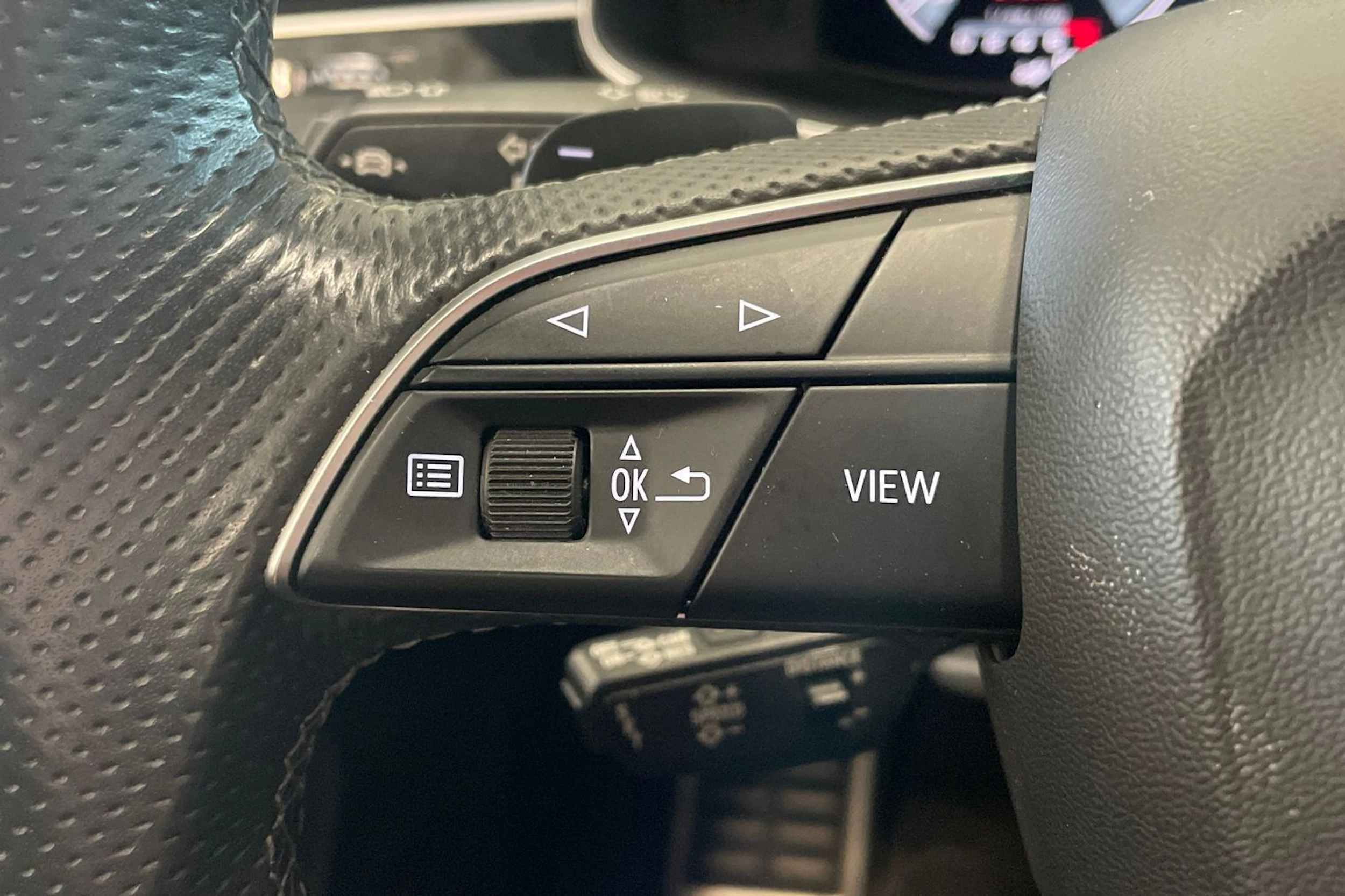 sininen Audi Q8 2021 kuva 19.