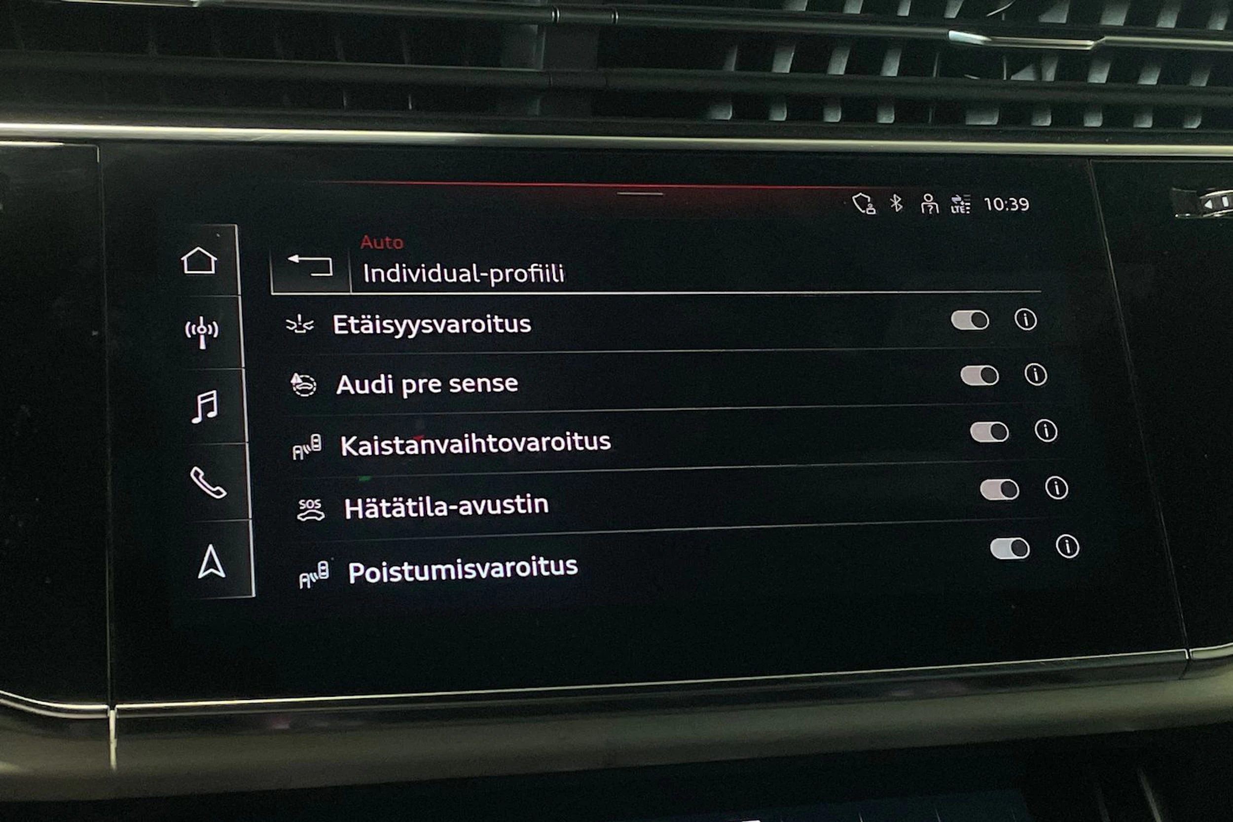 sininen Audi Q8 2021 kuva 27.
