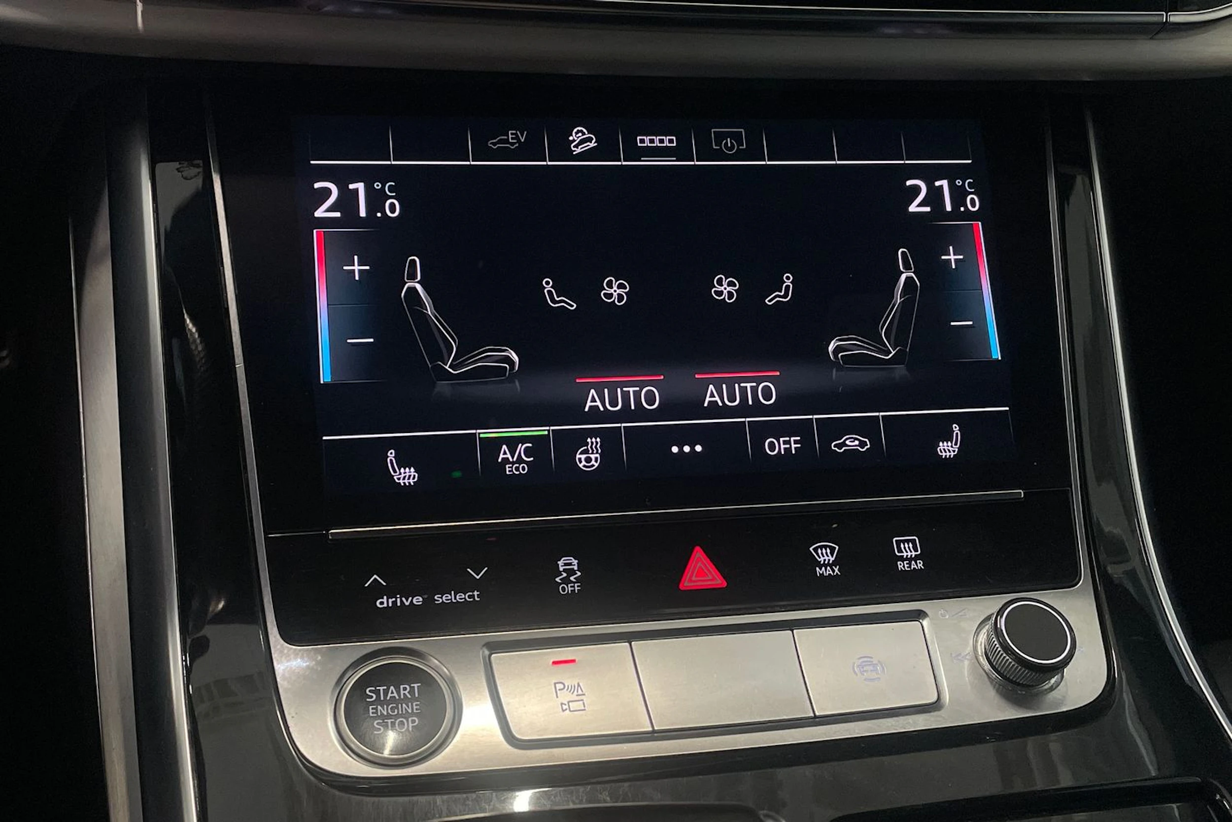 sininen Audi Q8 2021 kuva 30.