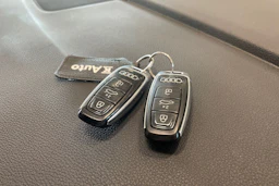 sininen Audi Q8 2021 kuva 38.