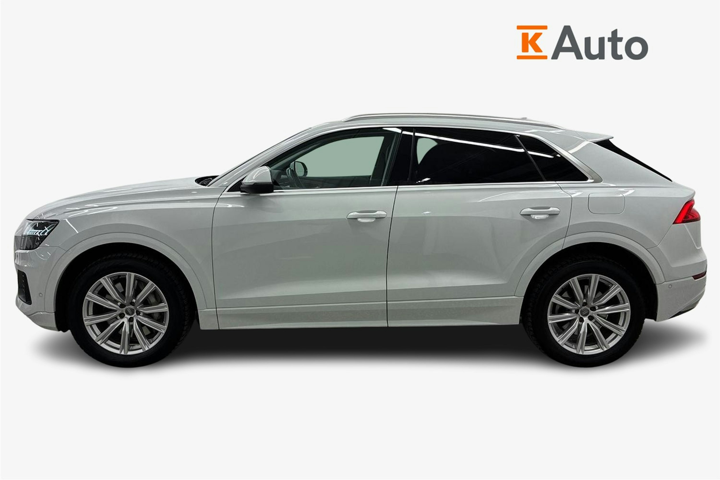 valkoinen Audi Q8 2021 kuva 6.