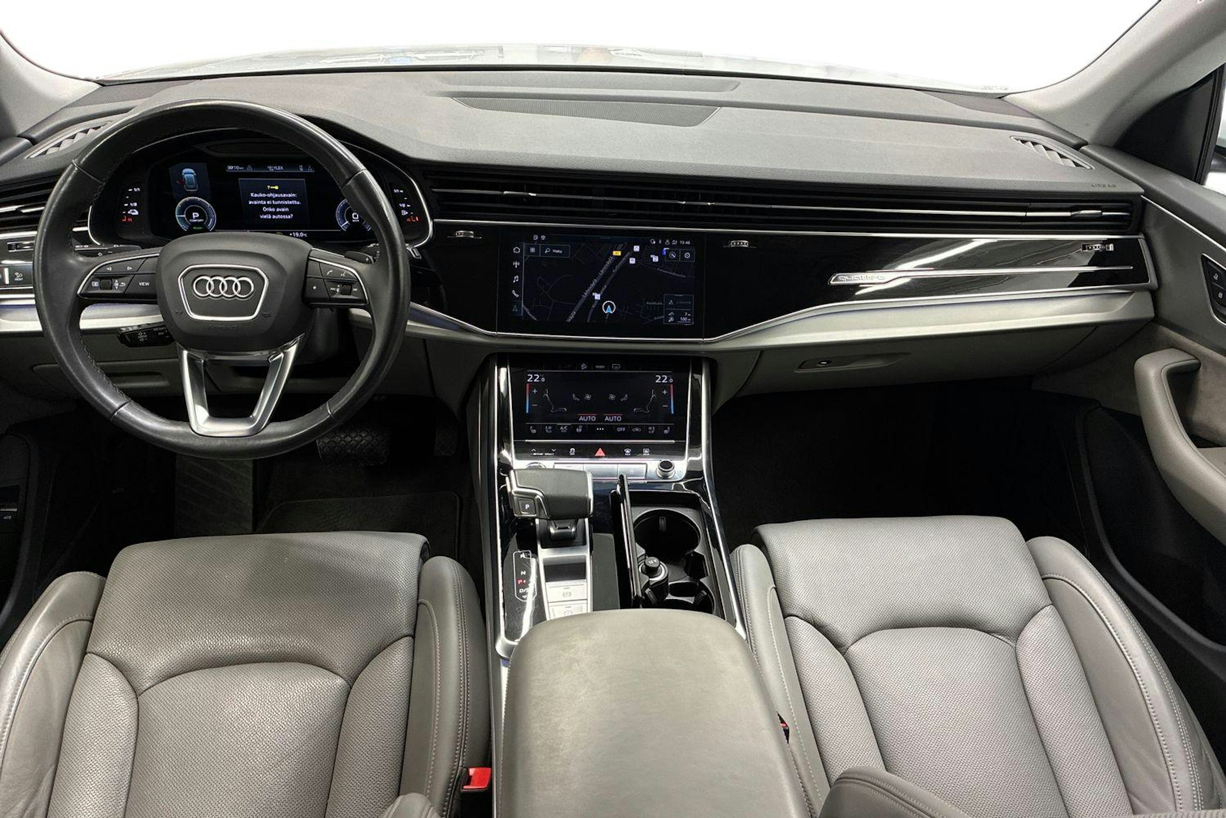 valkoinen Audi Q8 2021 kuva 9.