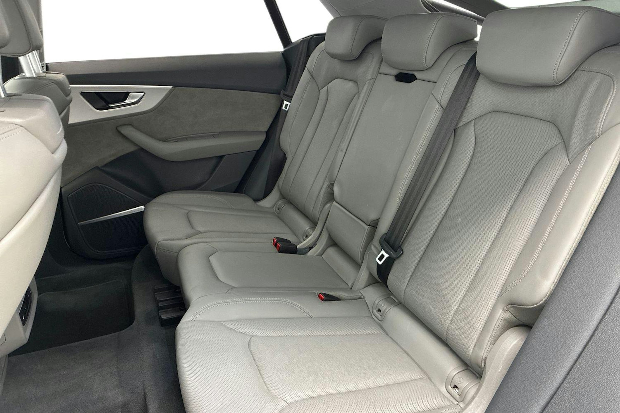 valkoinen Audi Q8 2021 kuva 10.