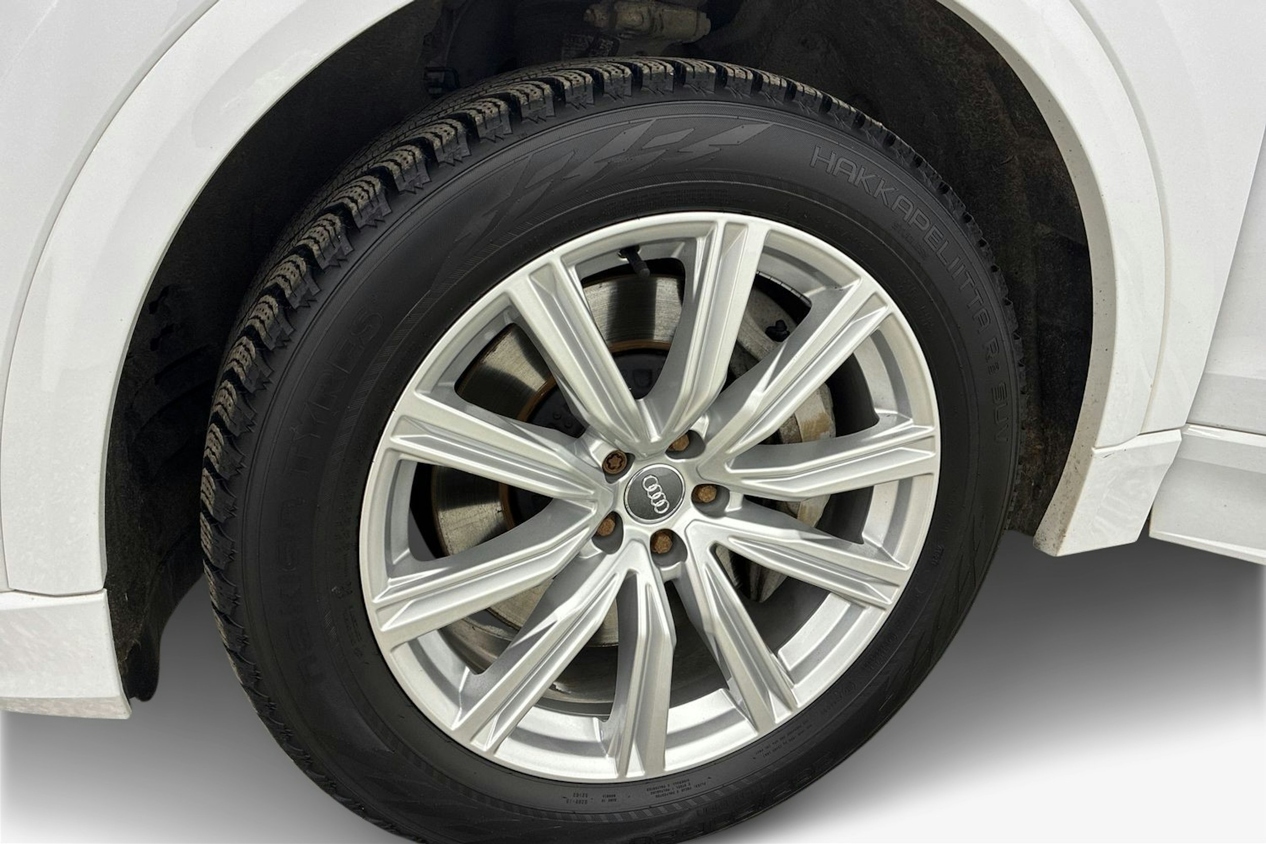 valkoinen Audi Q8 2021 kuva 11.