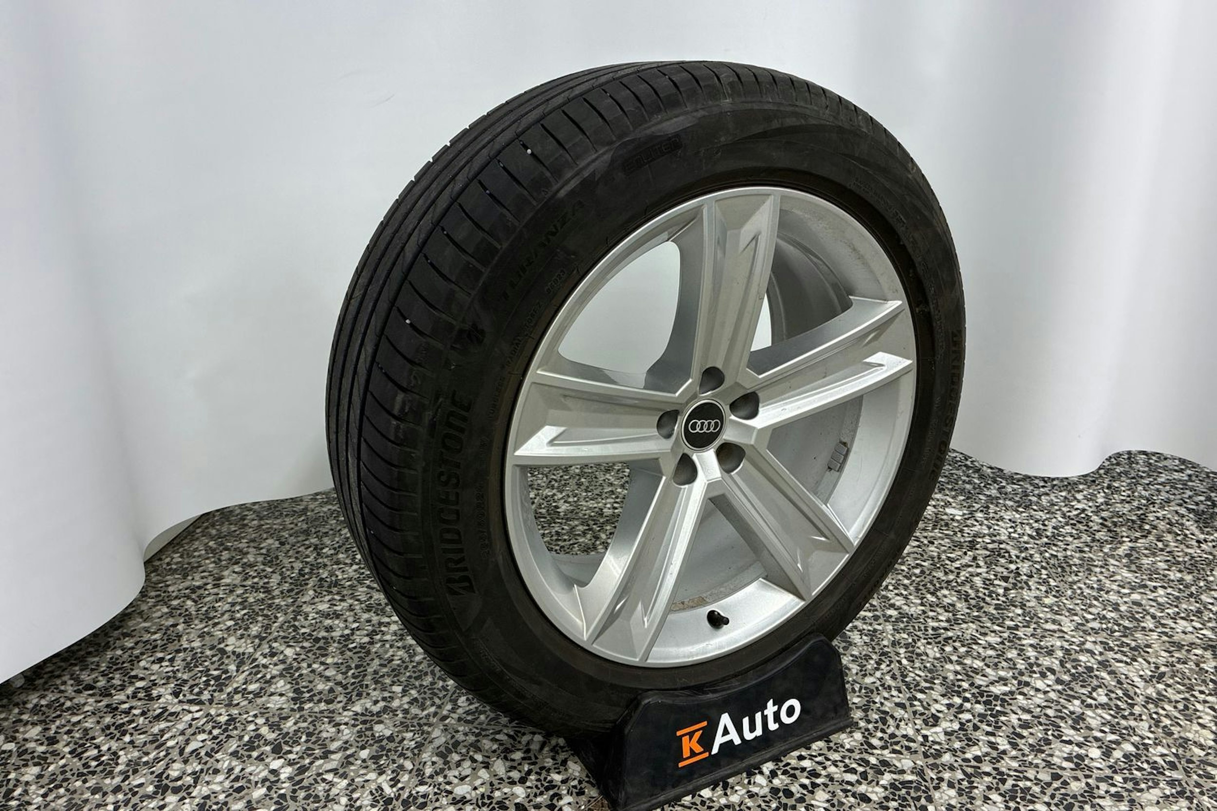 valkoinen Audi Q8 2021 kuva 13.