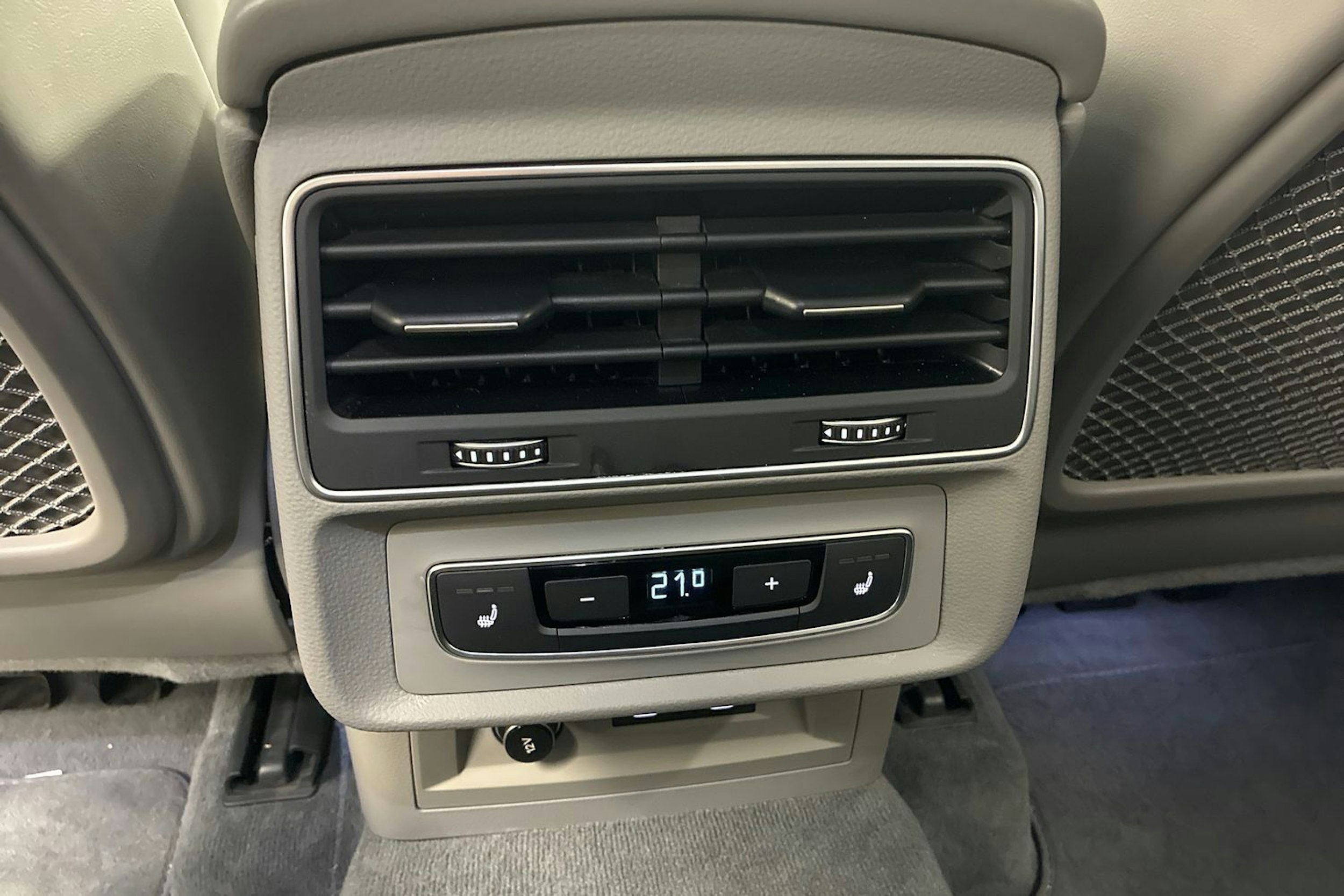 valkoinen Audi Q8 2021 kuva 15.