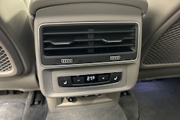 valkoinen Audi Q8 2021 kuva 15.