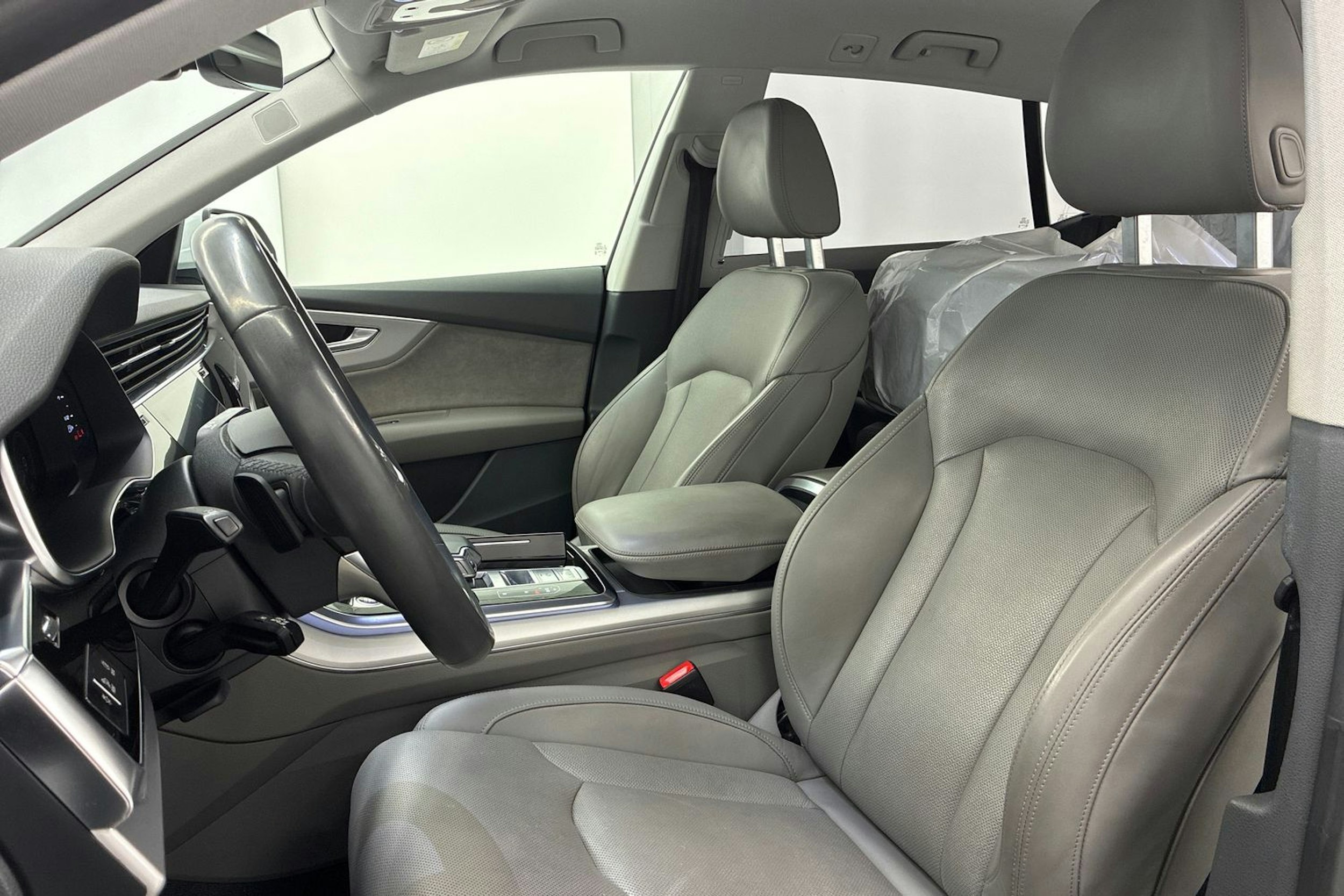 valkoinen Audi Q8 2021 kuva 16.