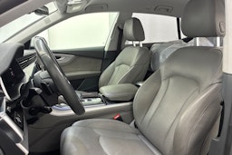 valkoinen Audi Q8 2021 kuva 16.