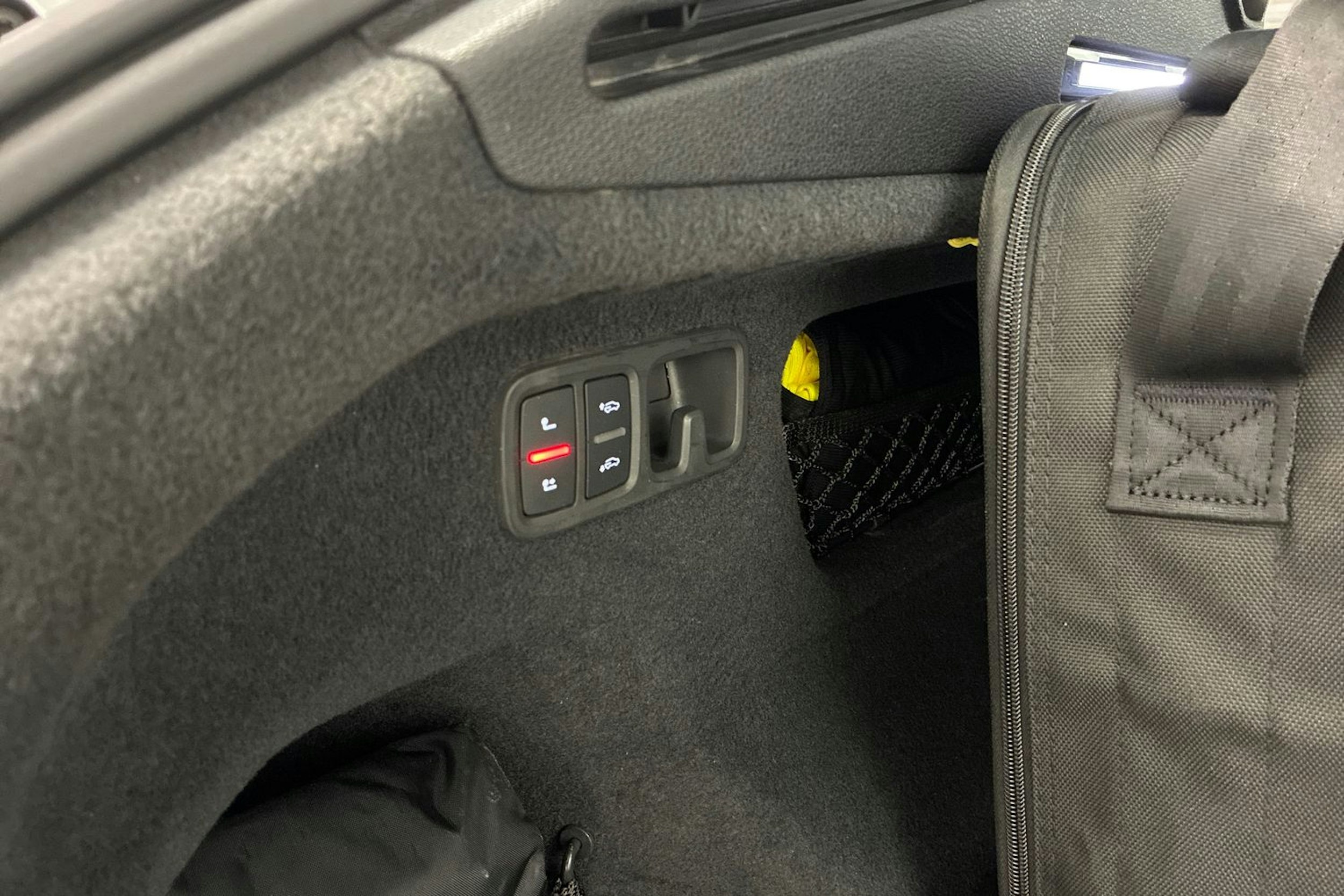 valkoinen Audi Q8 2021 kuva 17.