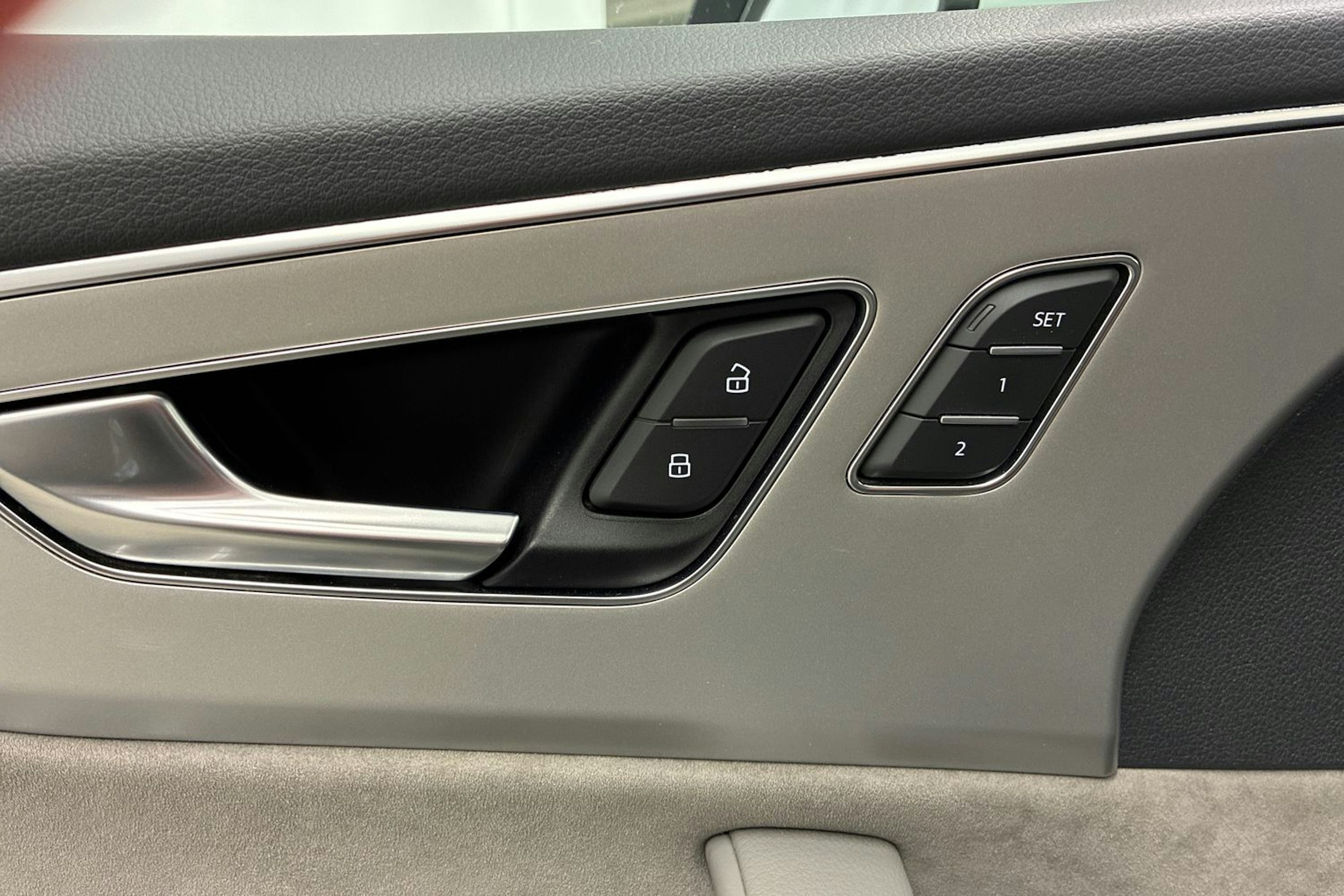 valkoinen Audi Q8 2021 kuva 18.