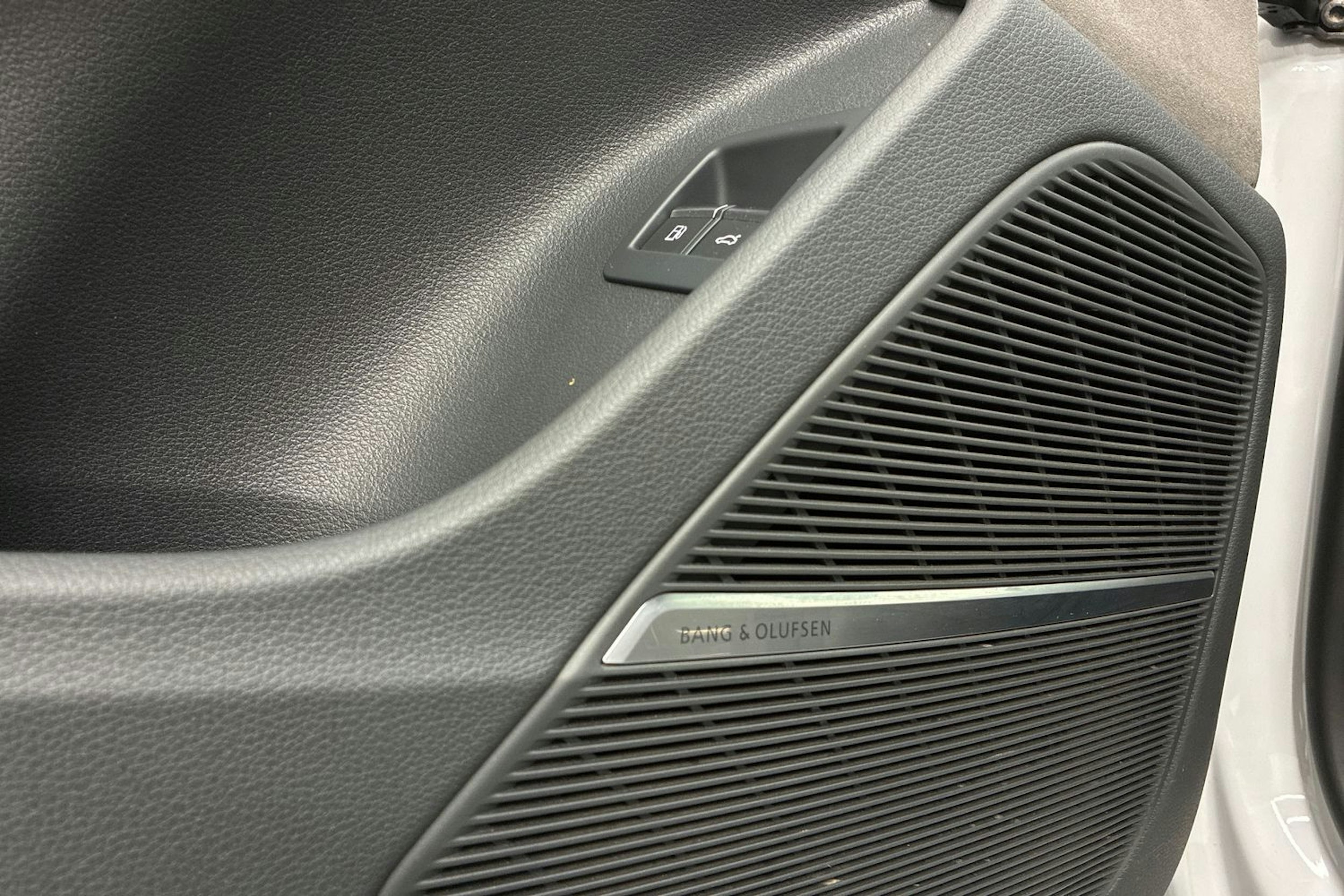 valkoinen Audi Q8 2021 kuva 19.