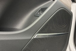 valkoinen Audi Q8 2021 kuva 19.