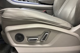 valkoinen Audi Q8 2021 kuva 20.