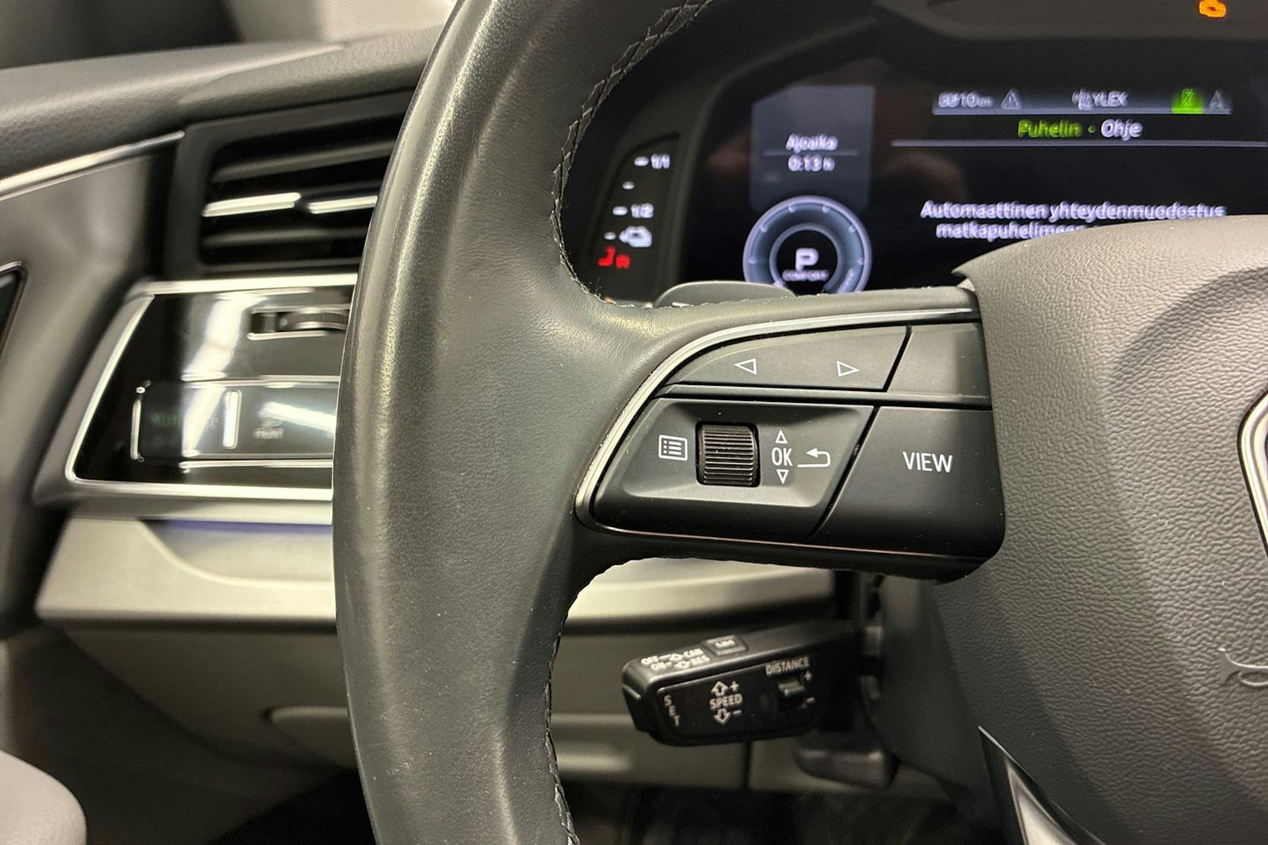 valkoinen Audi Q8 2021 kuva 21.