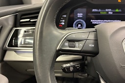 valkoinen Audi Q8 2021 kuva 21.