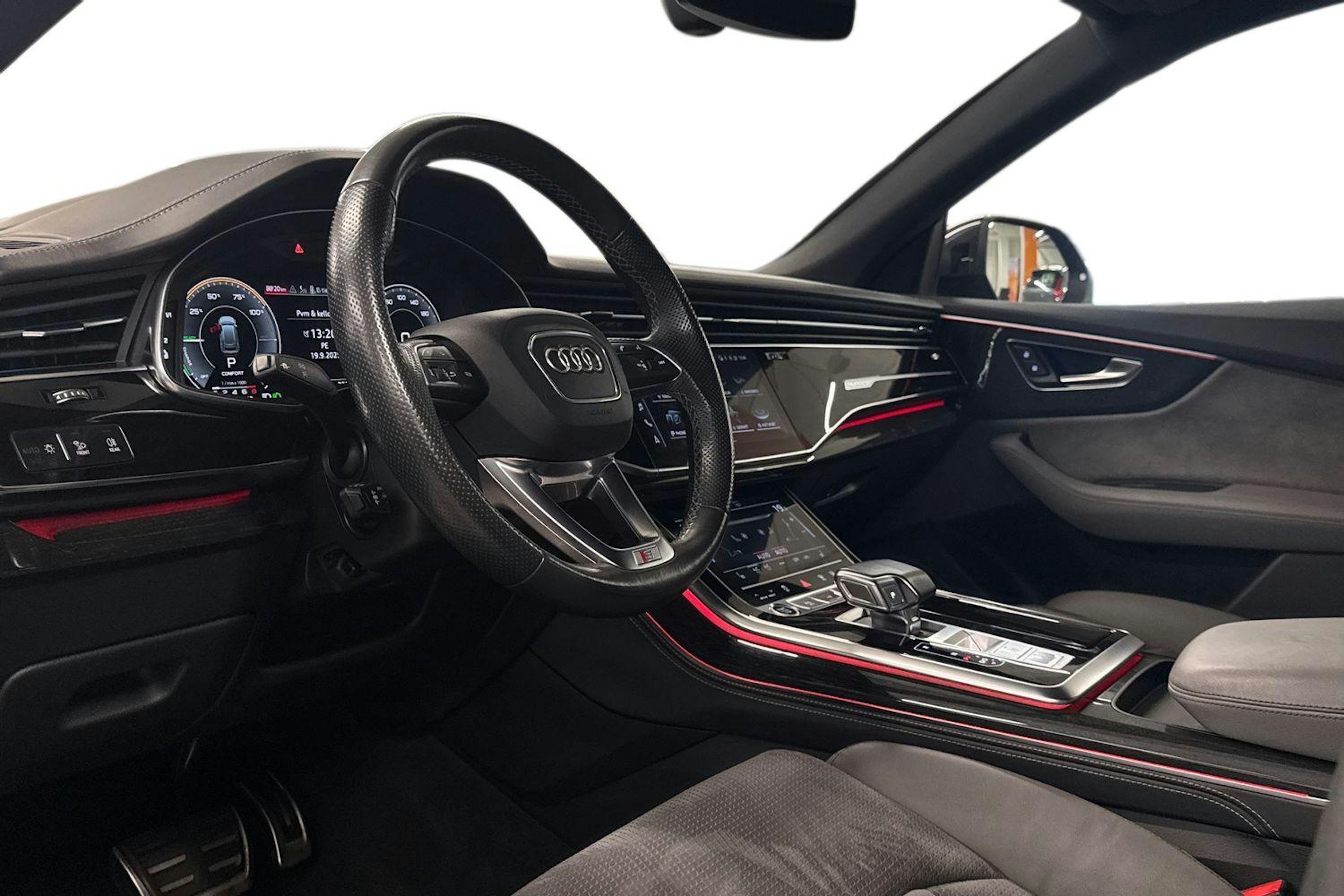 Harmaa Audi Q8 2021 kuva 7.