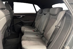 Harmaa Audi Q8 2021 kuva 10.