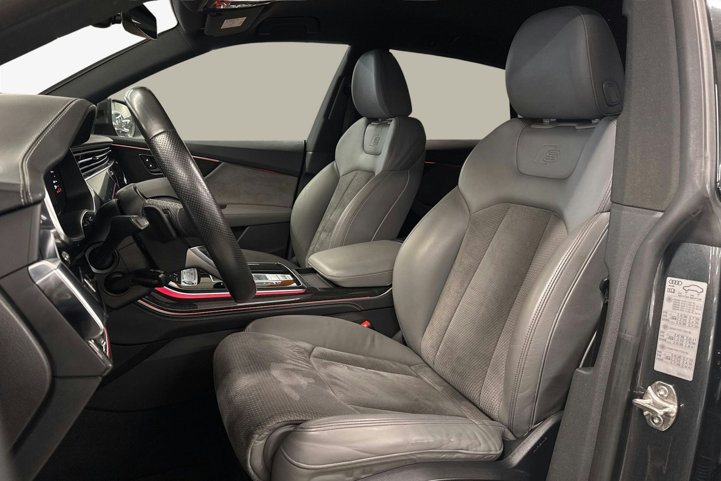 Harmaa Audi Q8 2021 kuva 11.