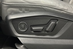 Harmaa Audi Q8 2021 kuva 13.