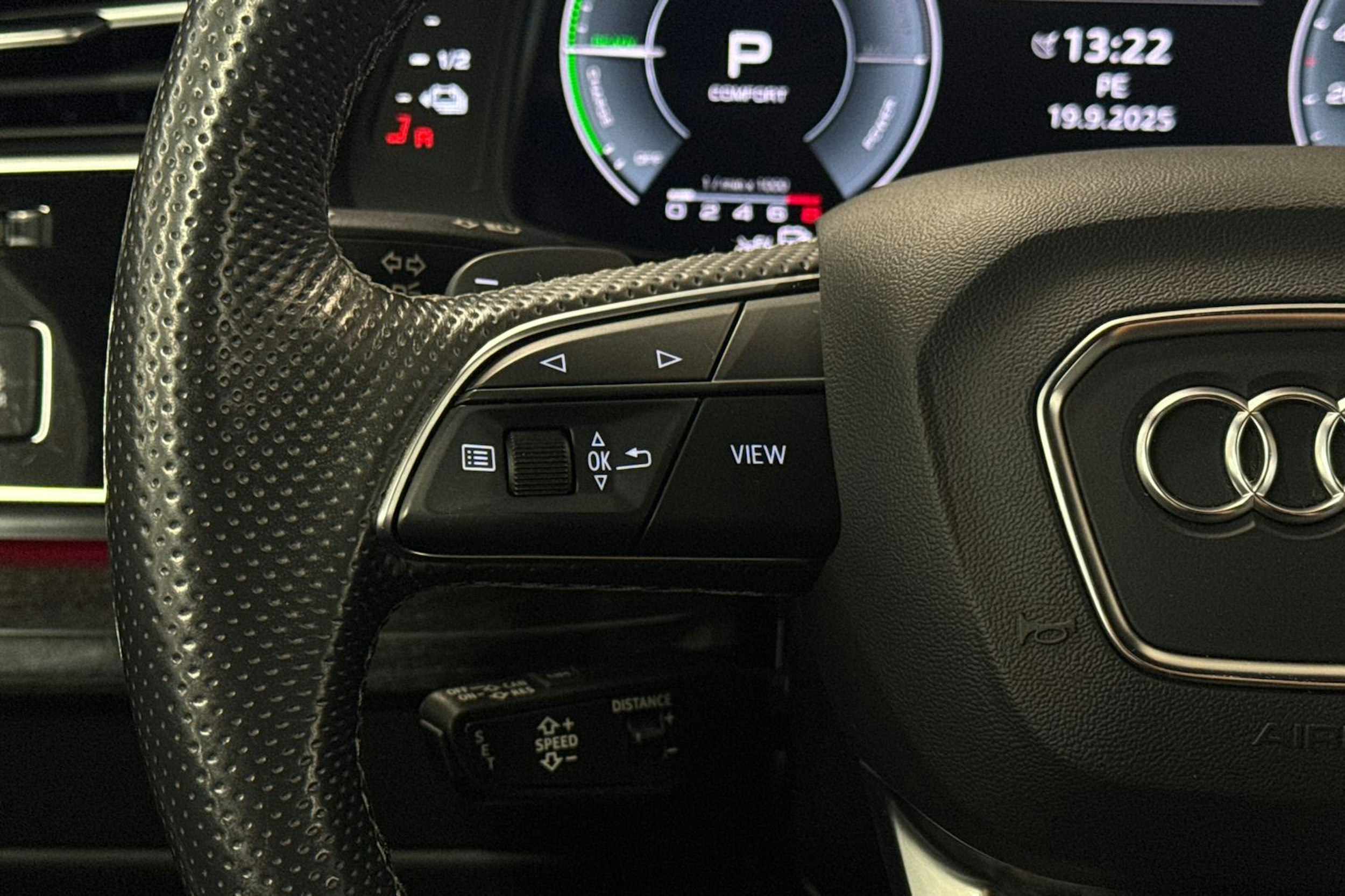 Harmaa Audi Q8 2021 kuva 16.