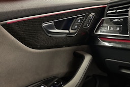 Harmaa Audi Q8 2021 kuva 20.