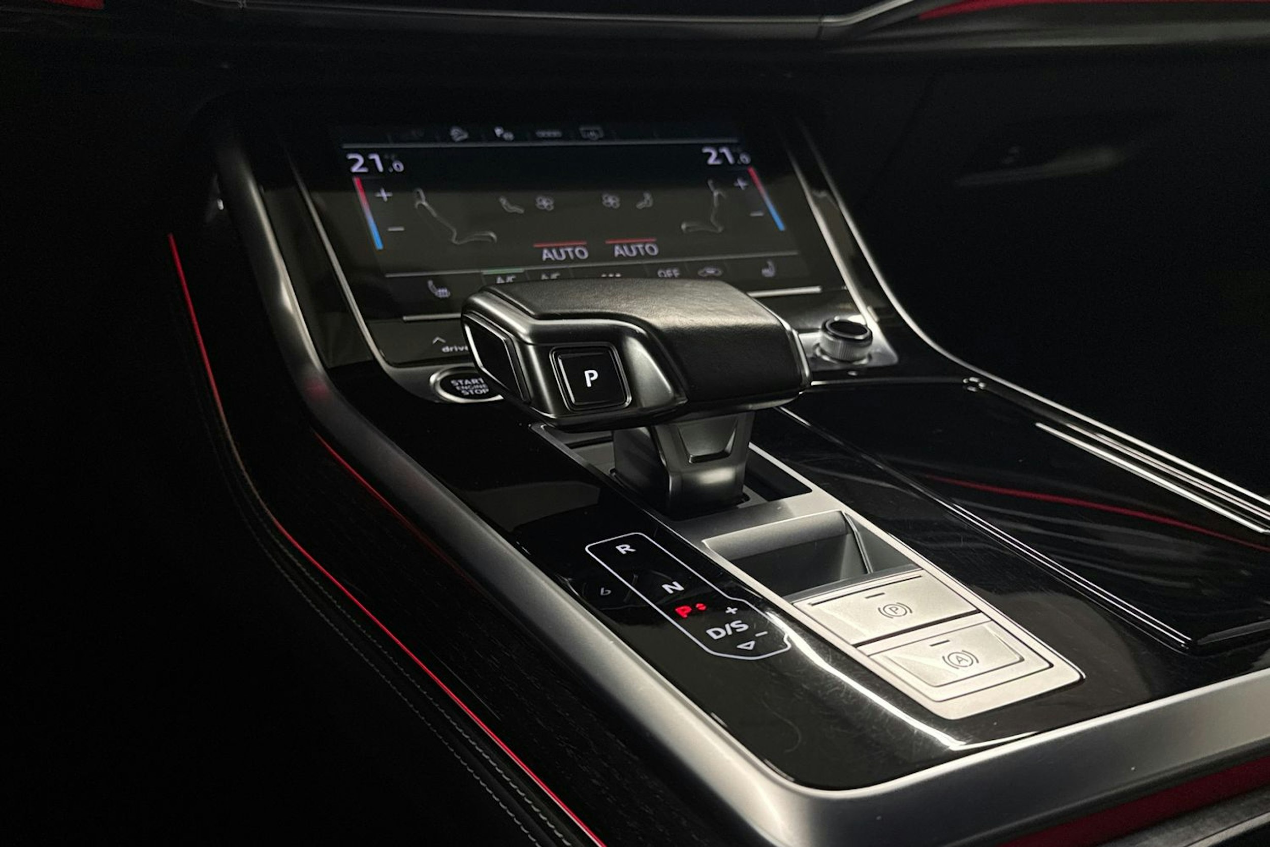 Harmaa Audi Q8 2021 kuva 22.