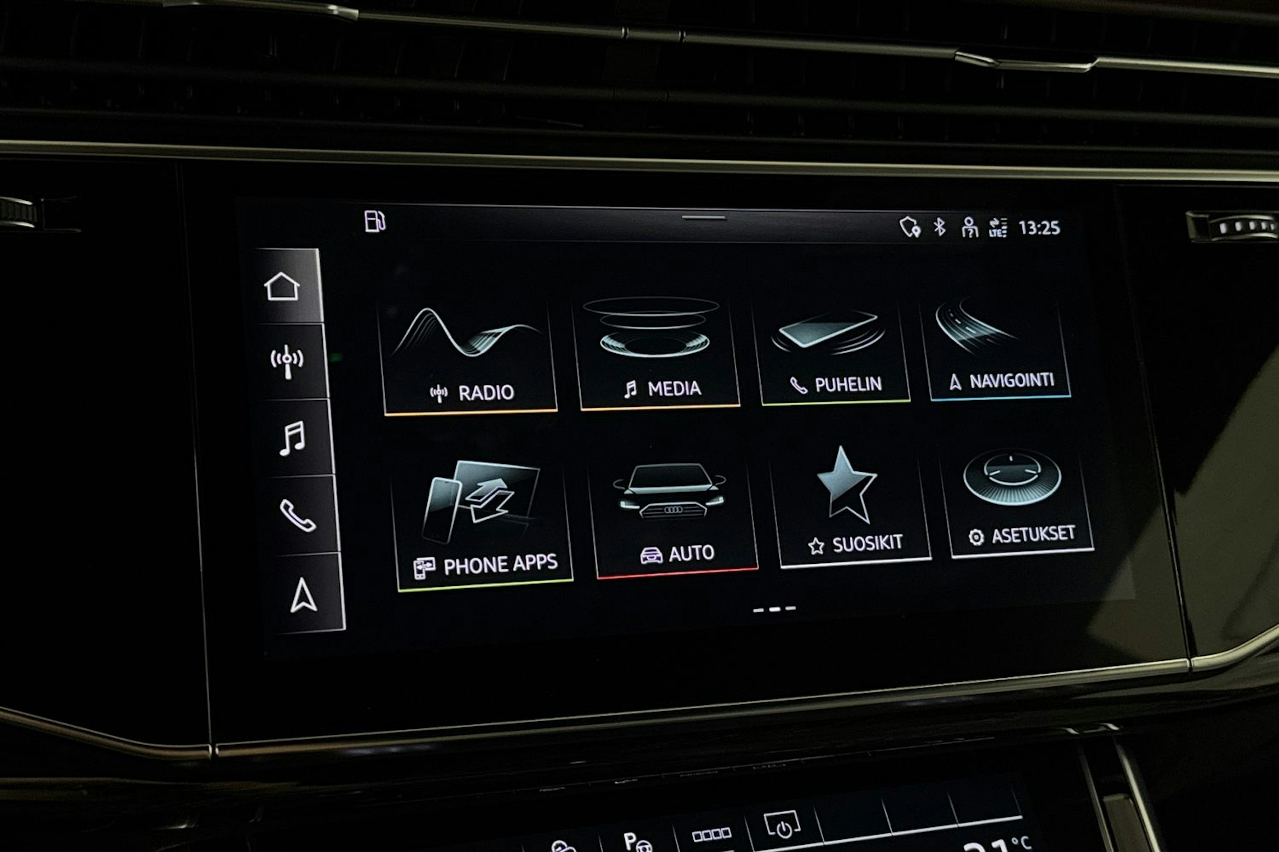 Harmaa Audi Q8 2021 kuva 25.