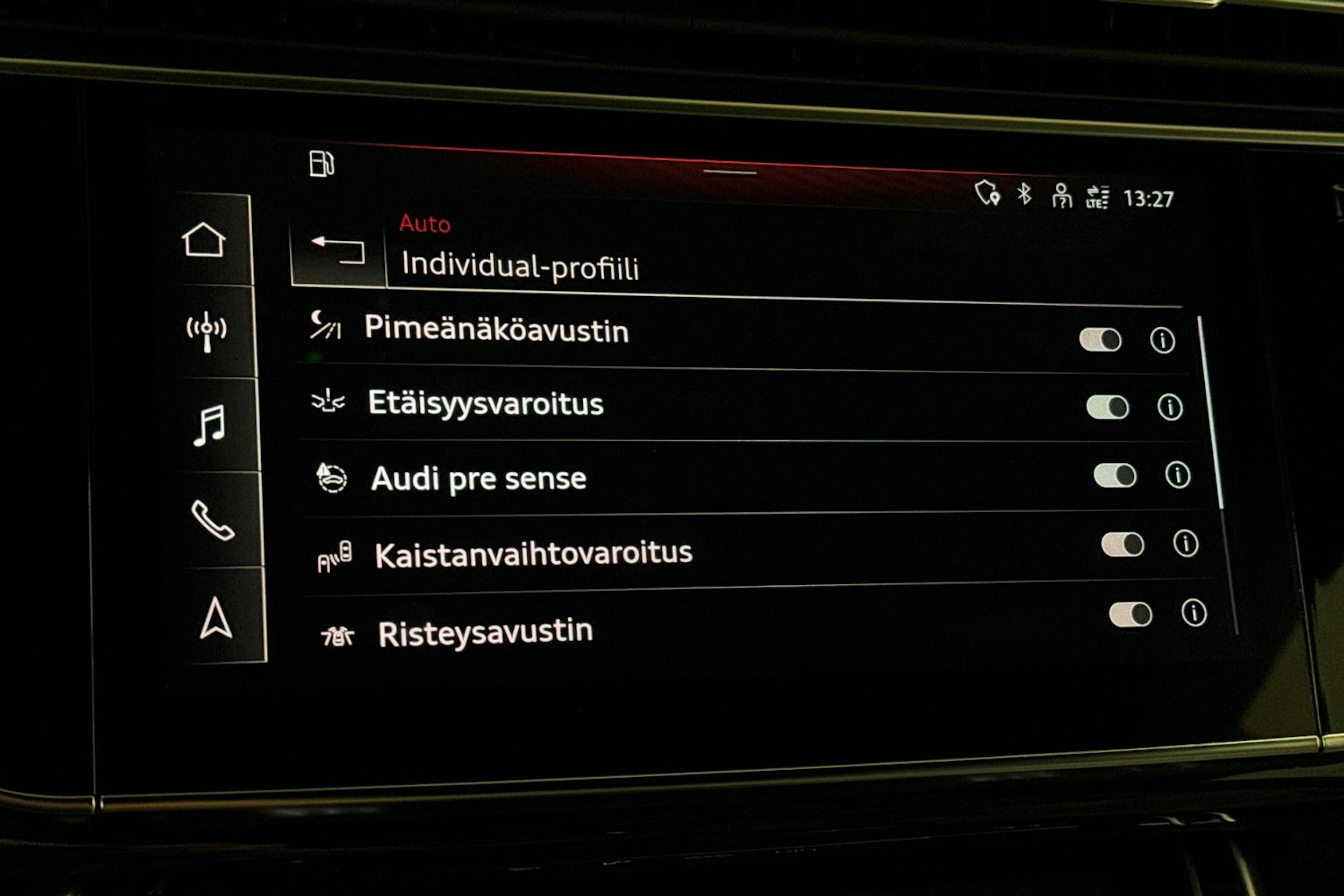 Harmaa Audi Q8 2021 kuva 32.