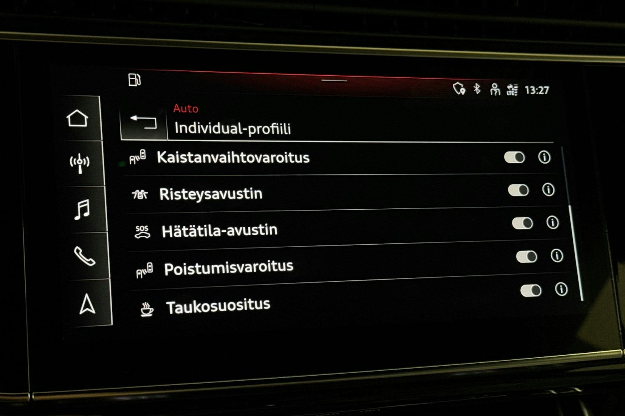 Harmaa Audi Q8 2021 kuva 33.