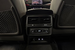 Harmaa Audi Q8 2021 kuva 38.