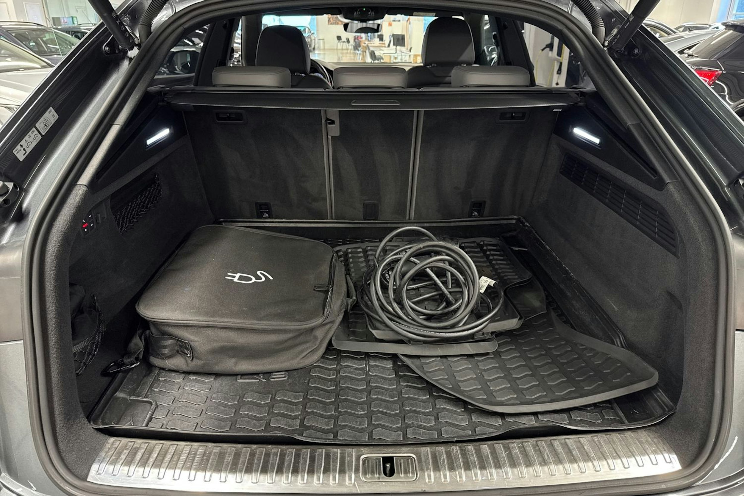 Harmaa Audi Q8 2021 kuva 39.