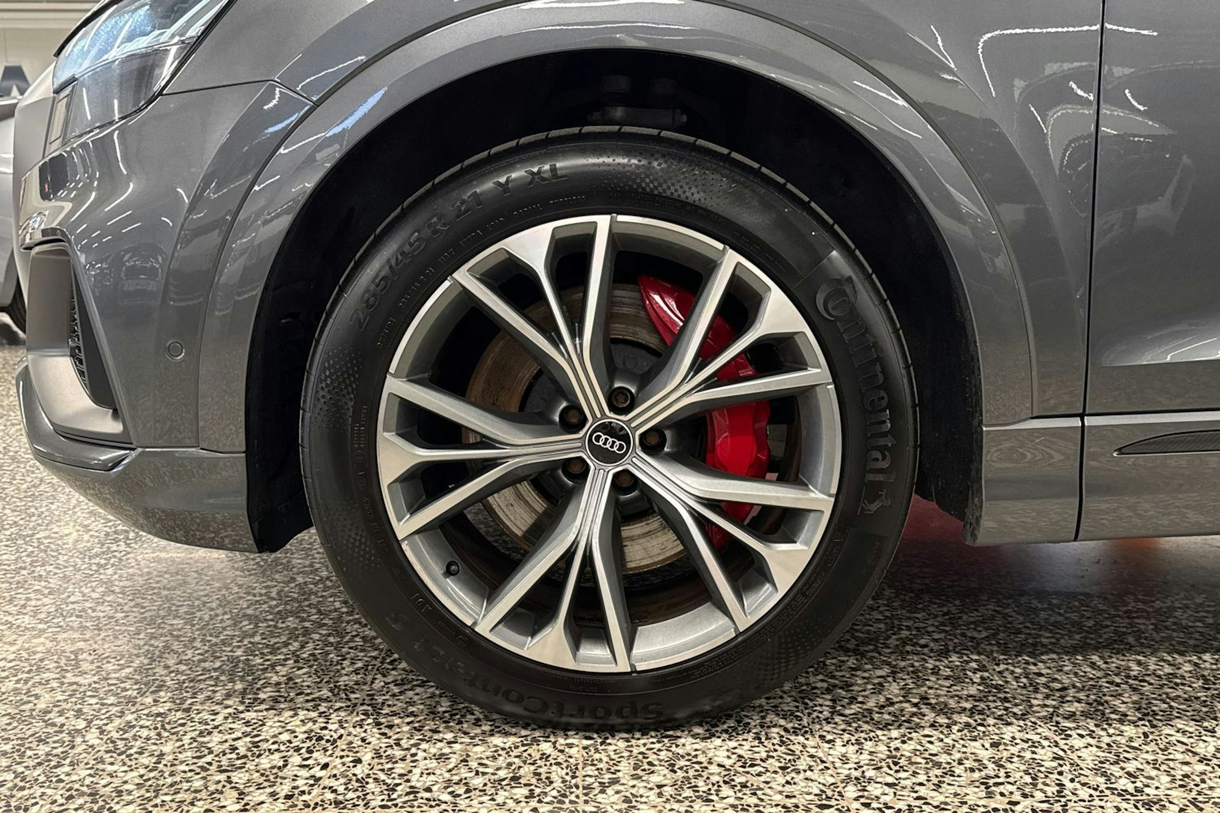 Harmaa Audi Q8 2021 kuva 43.