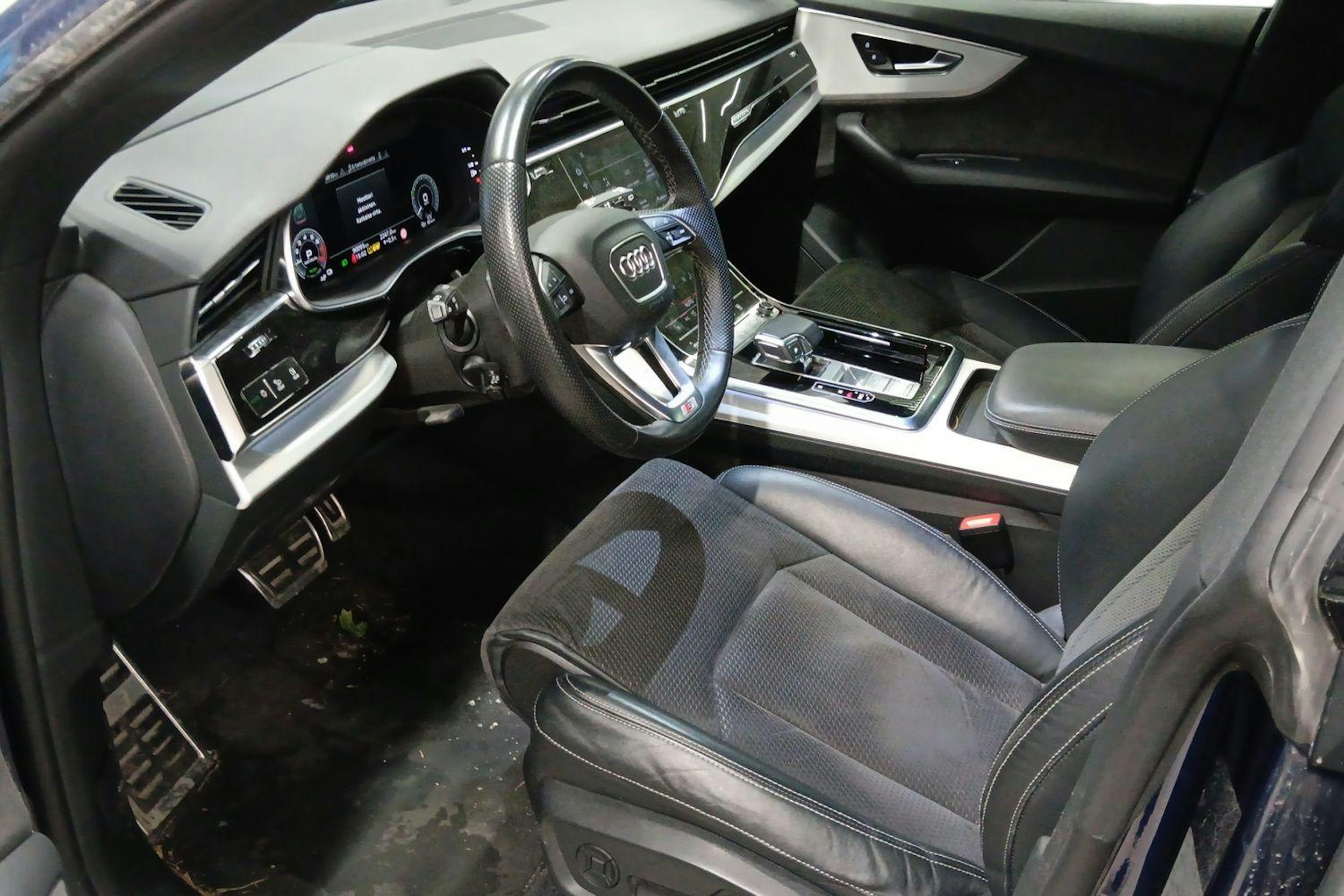 Sininen Audi Q8 2021 kuva 3.