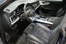 Sininen Audi Q8 2021 kuva 3.