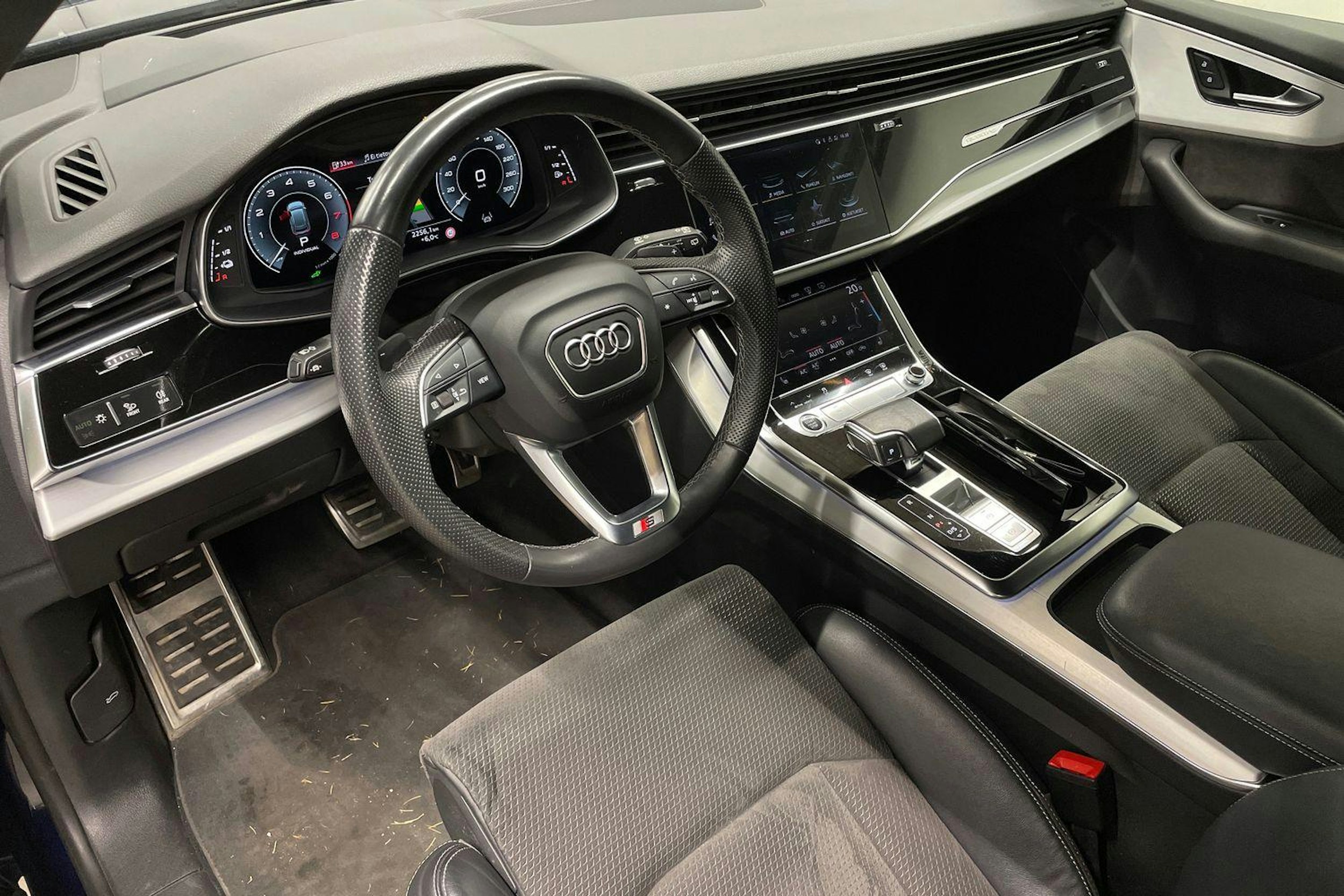 Sininen Audi Q8 2021 kuva 7.