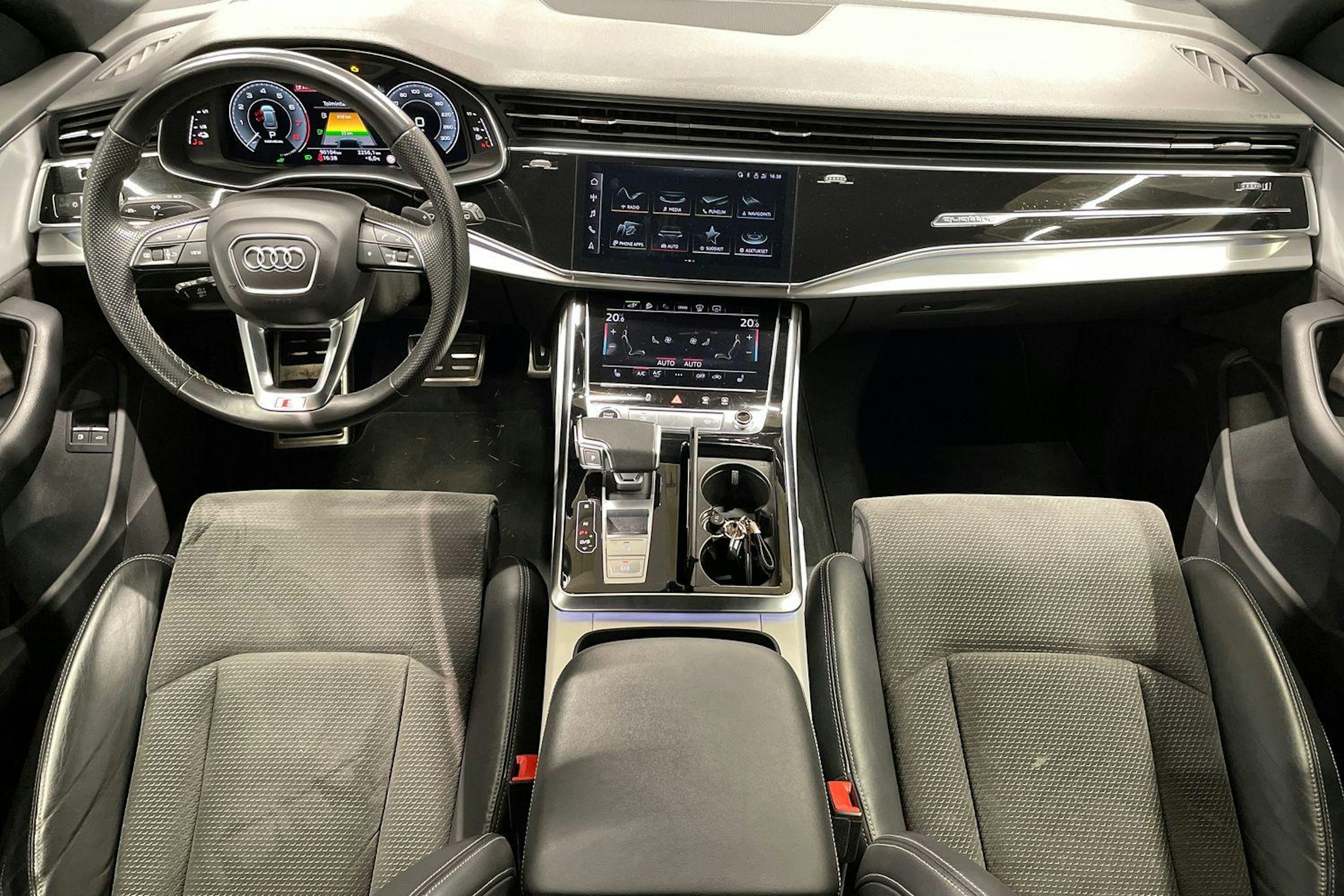 Sininen Audi Q8 2021 kuva 9.