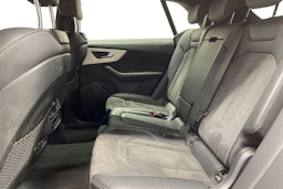 Sininen Audi Q8 2021 kuva 10.