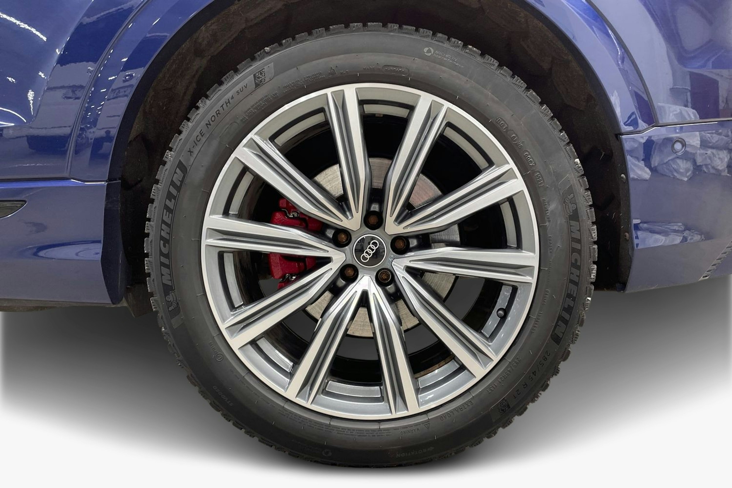 Sininen Audi Q8 2021 kuva 11.