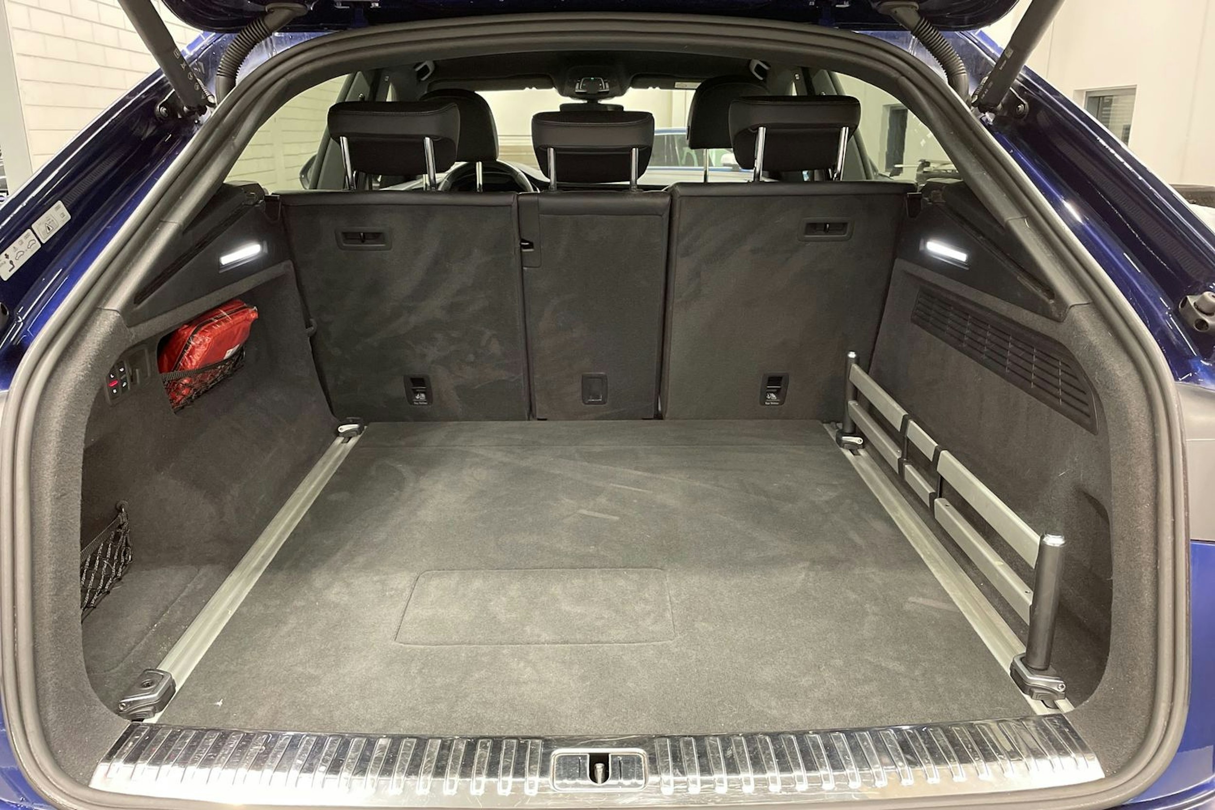 Sininen Audi Q8 2021 kuva 13.