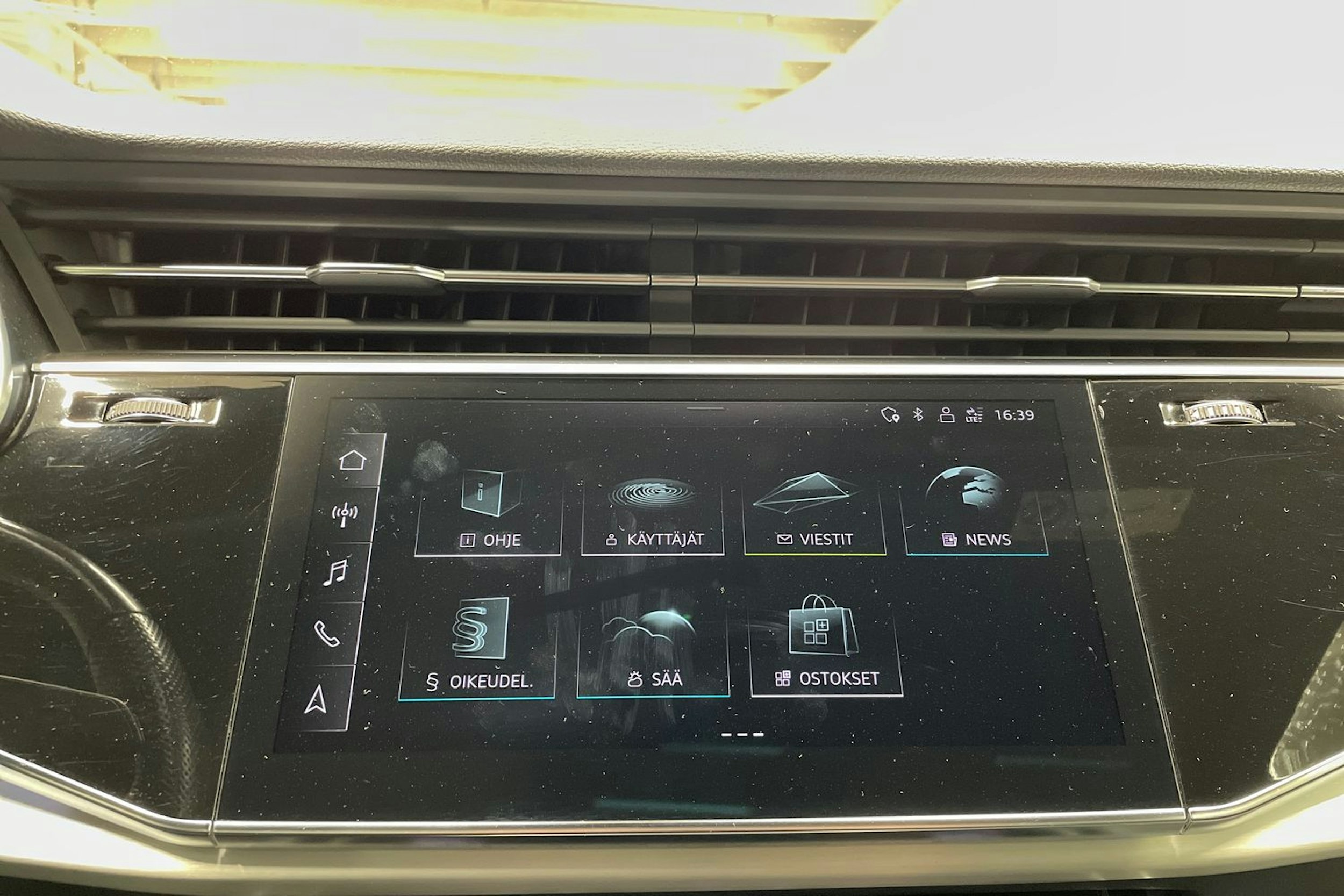 Sininen Audi Q8 2021 kuva 16.