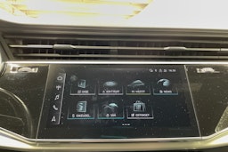 Sininen Audi Q8 2021 kuva 16.