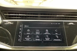 Sininen Audi Q8 2021 kuva 17.