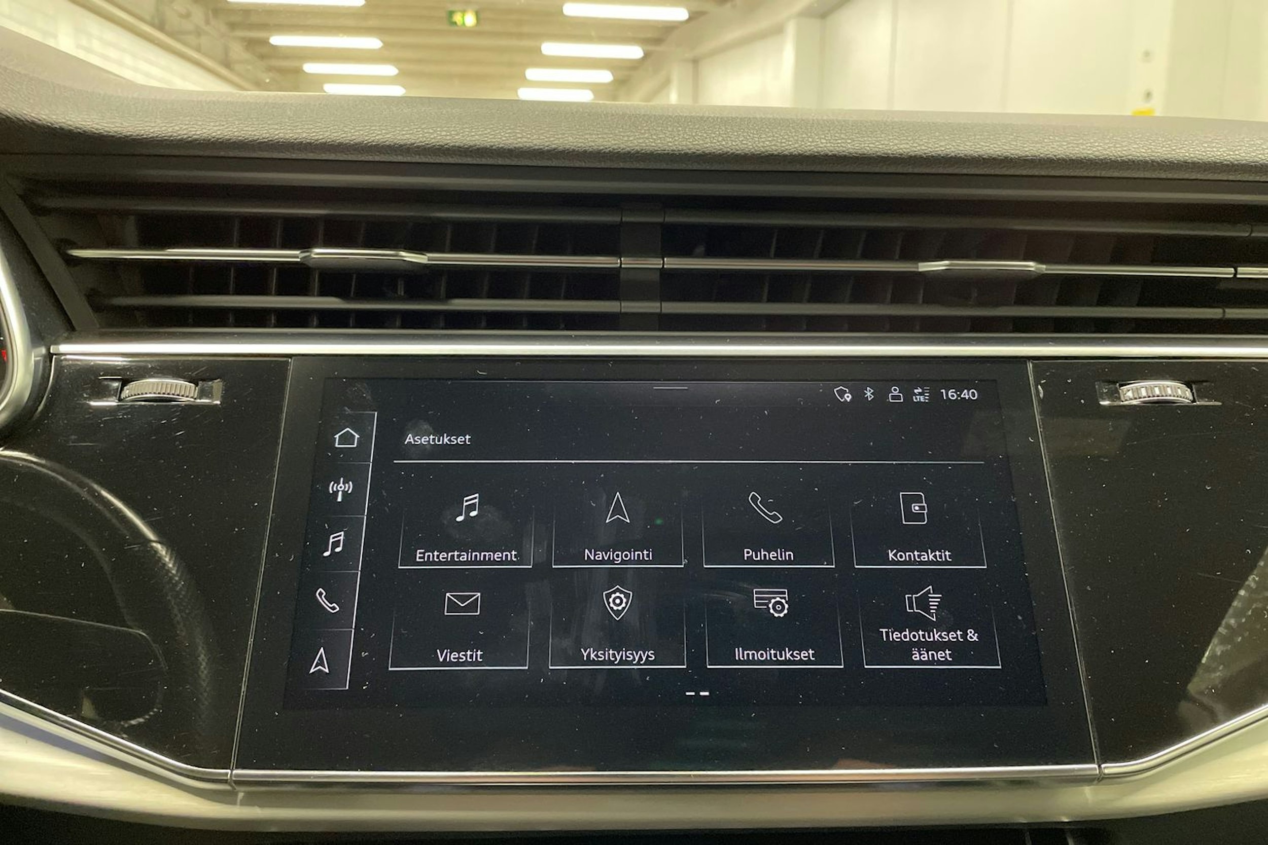 Sininen Audi Q8 2021 kuva 18.