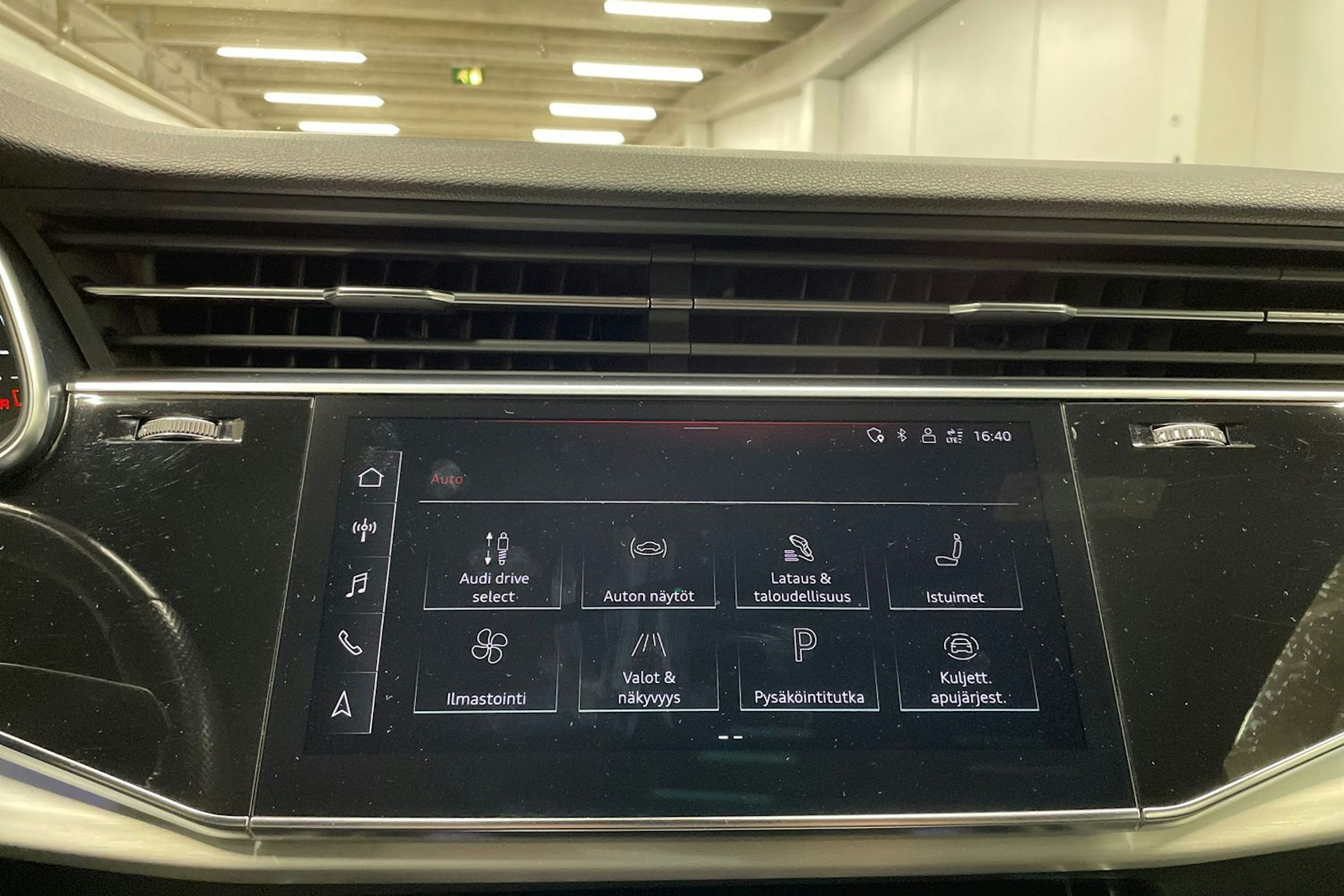 Sininen Audi Q8 2021 kuva 19.