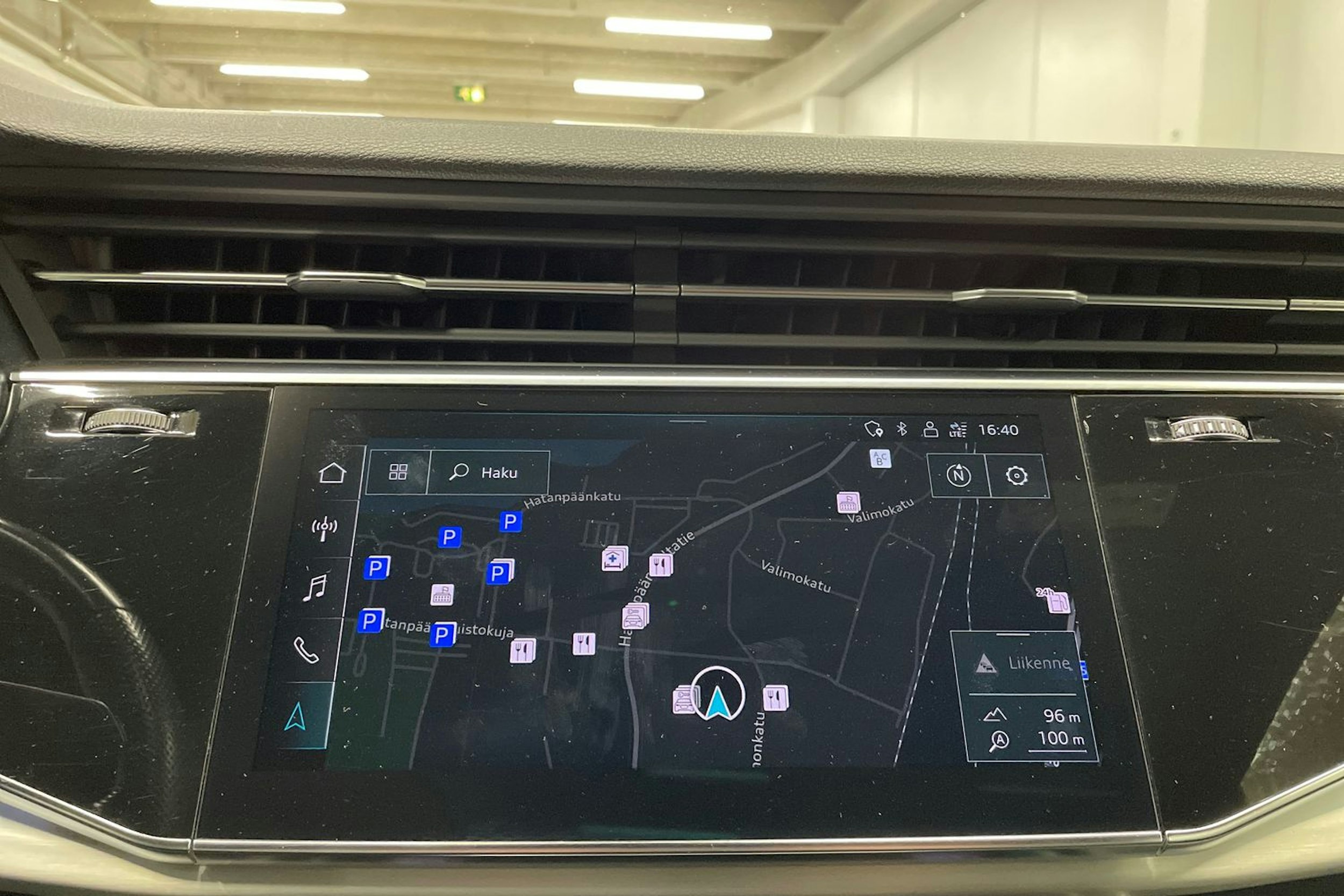 Sininen Audi Q8 2021 kuva 21.