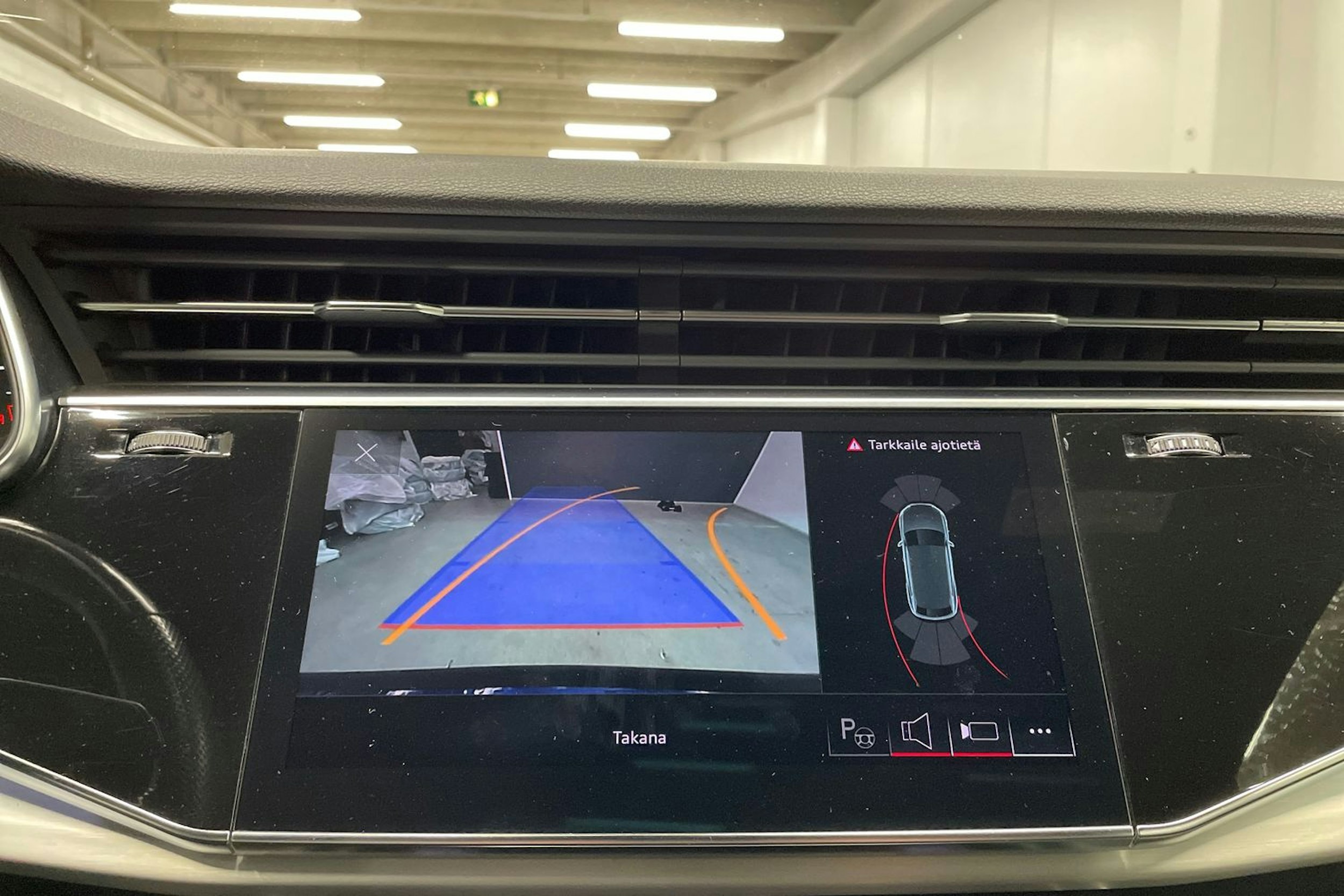 Sininen Audi Q8 2021 kuva 22.