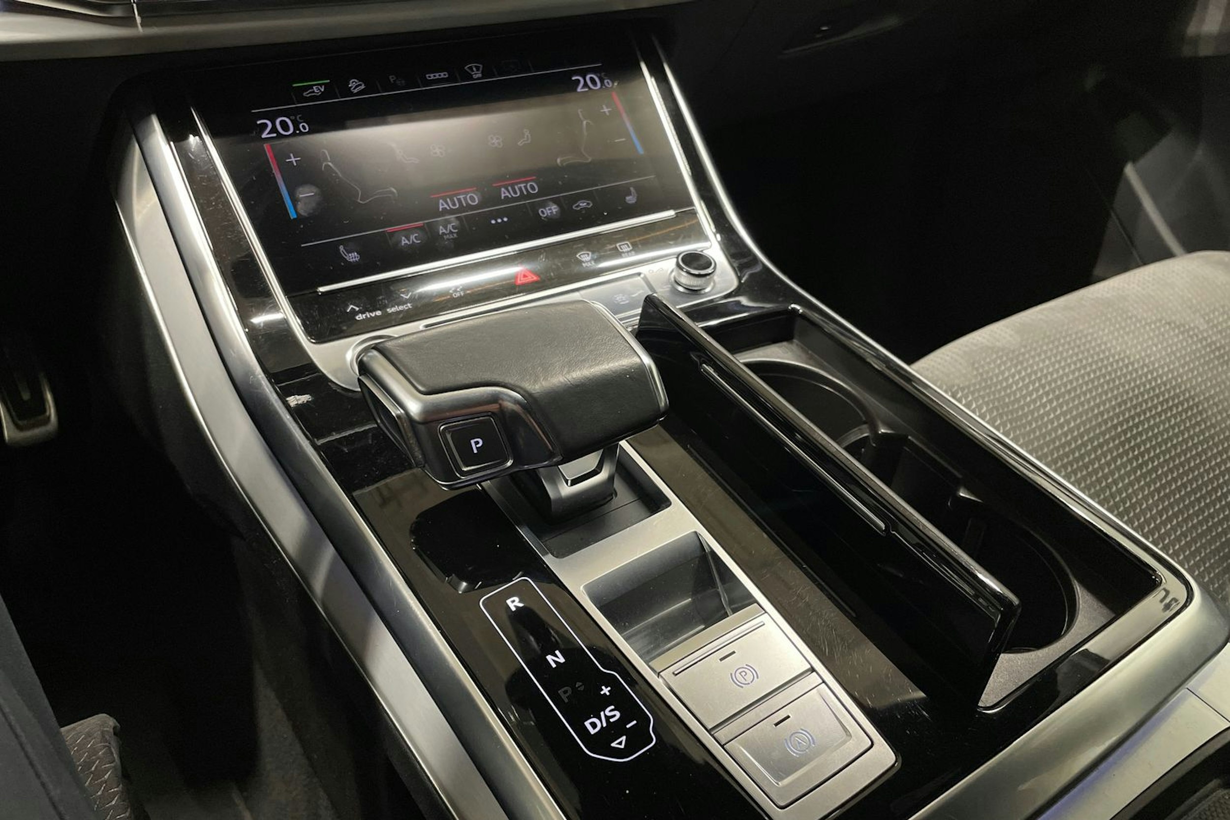 Sininen Audi Q8 2021 kuva 24.