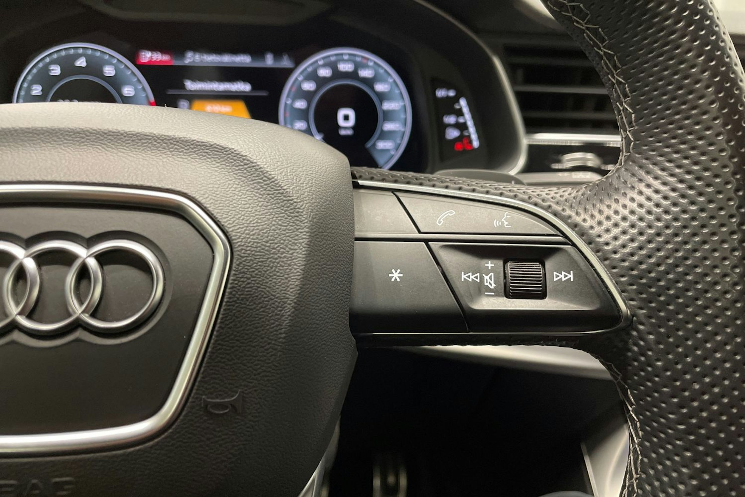 Sininen Audi Q8 2021 kuva 27.